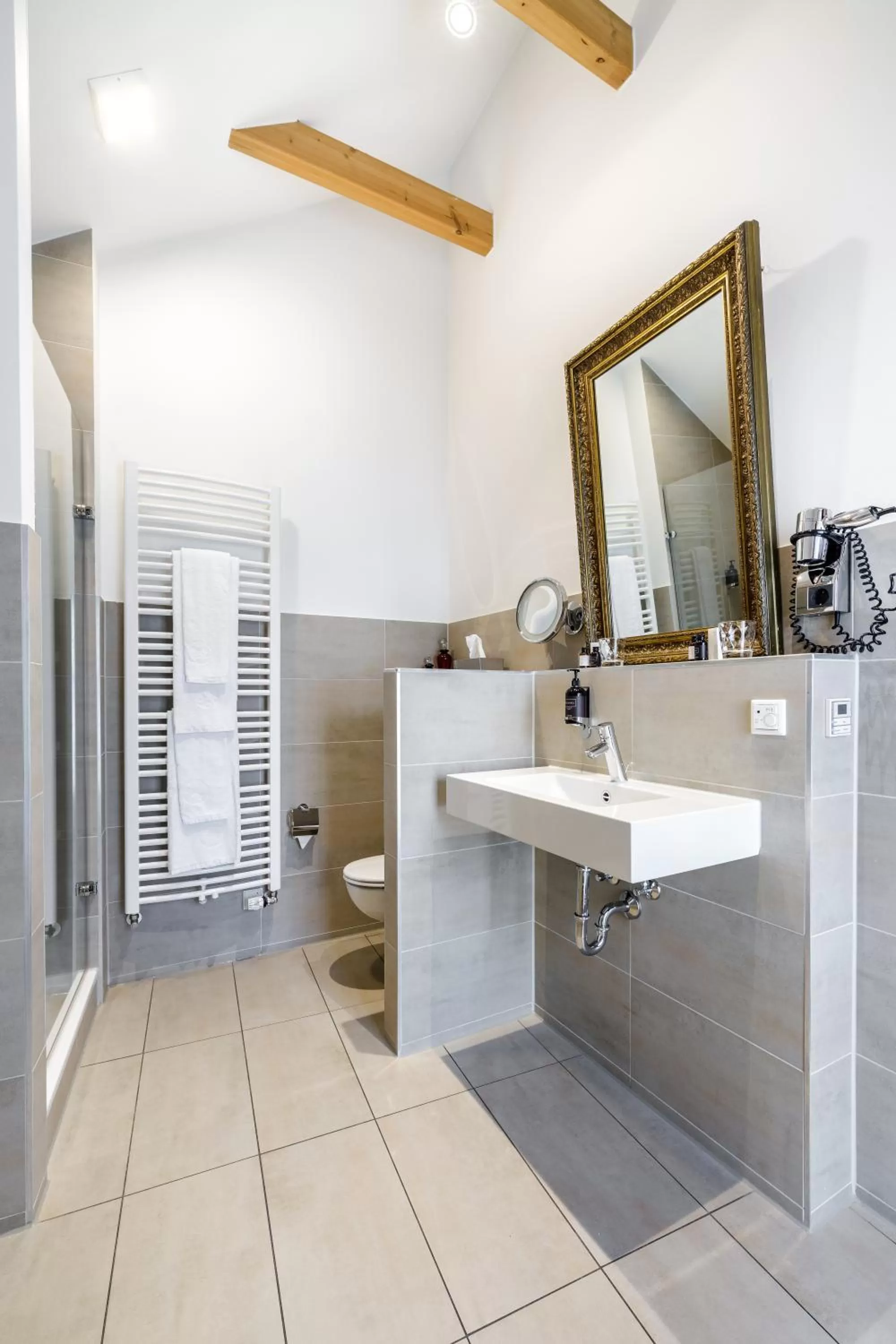 Bathroom in Chin-Chin Hotel ehemals Bohemian Hotel