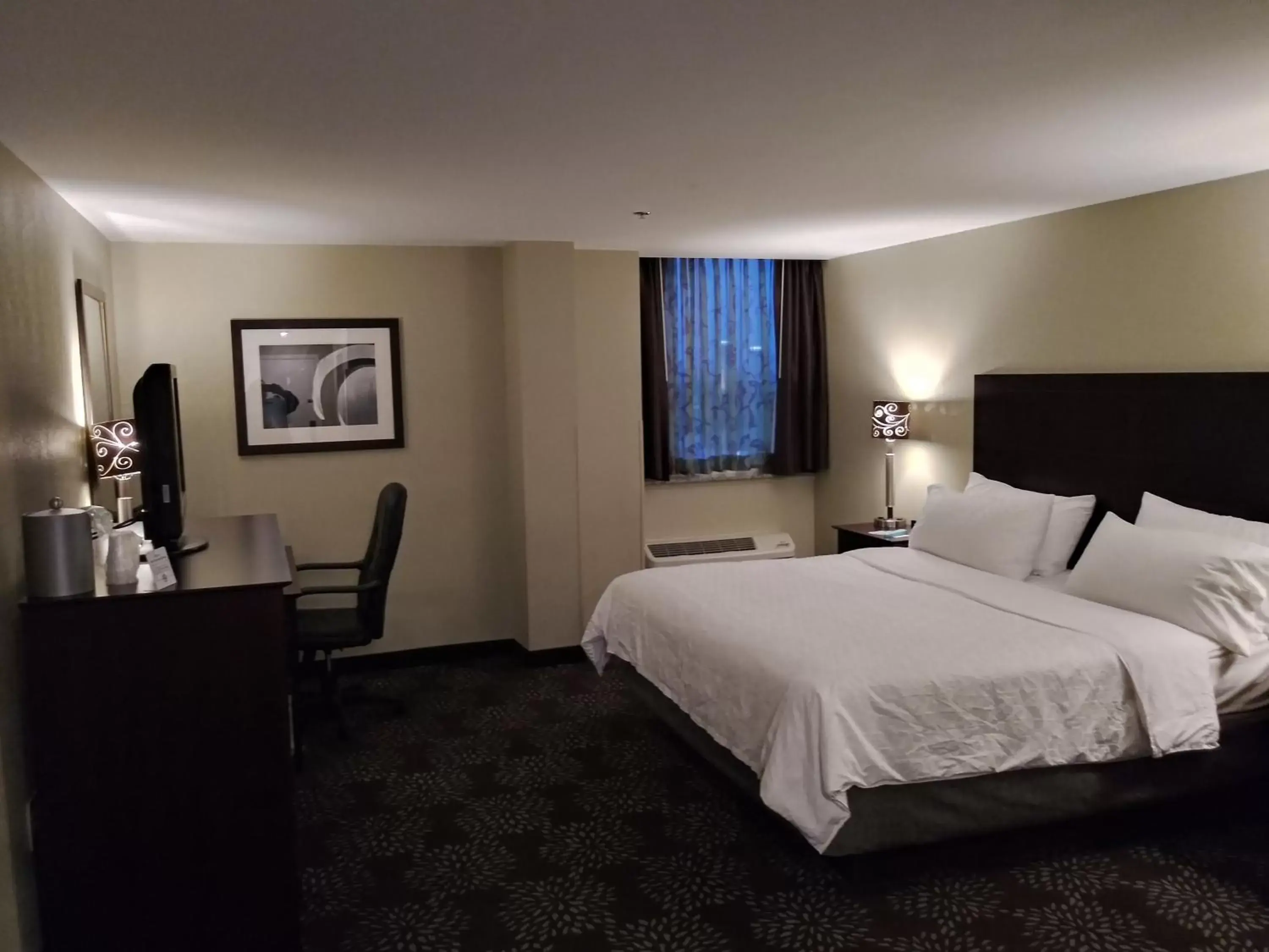 Bed in Holiday Inn Express Pittsburgh West - Greentree, an IHG Hotel
