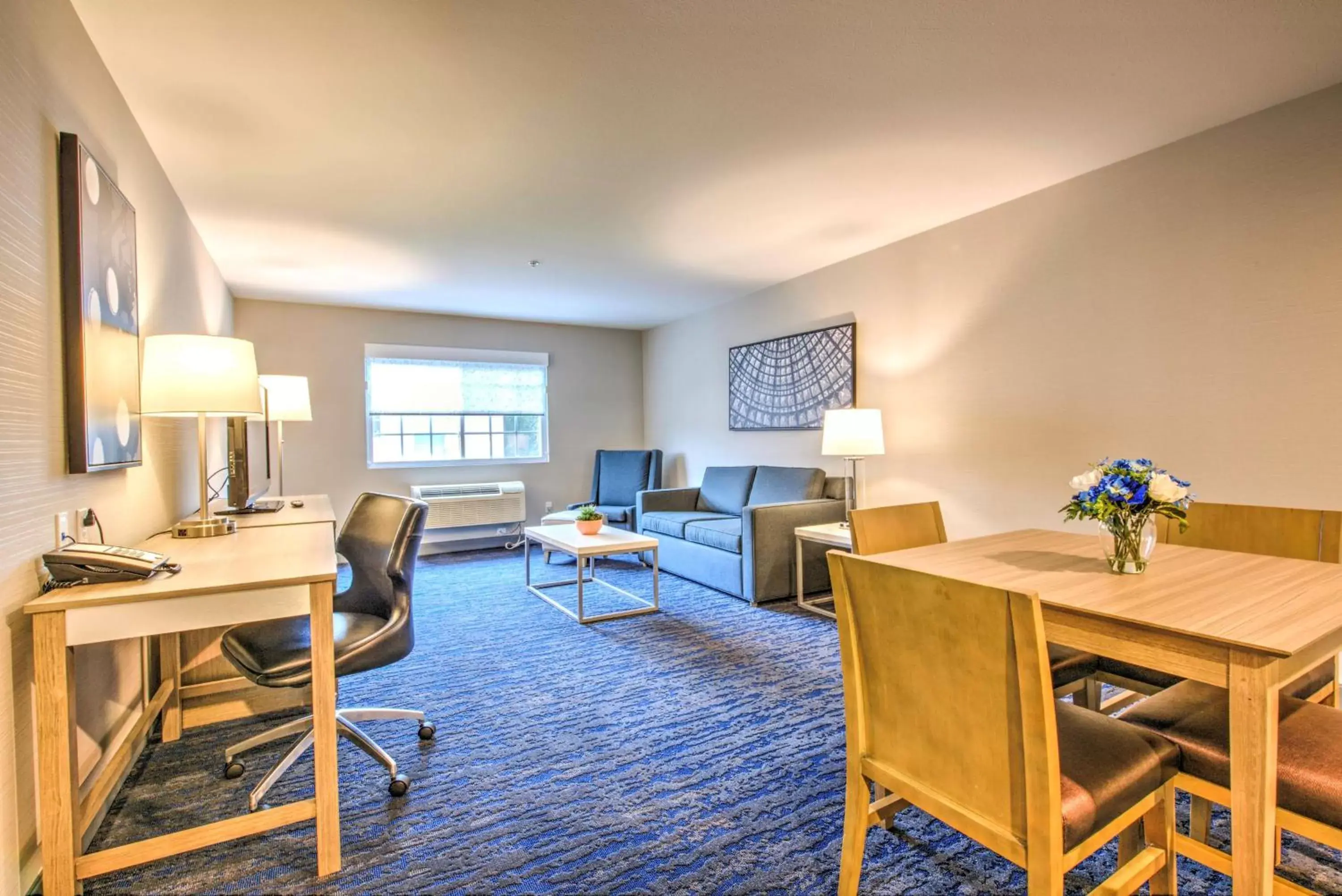 Living room, Seating Area in Best Western Plus Media Center Inn & Suites