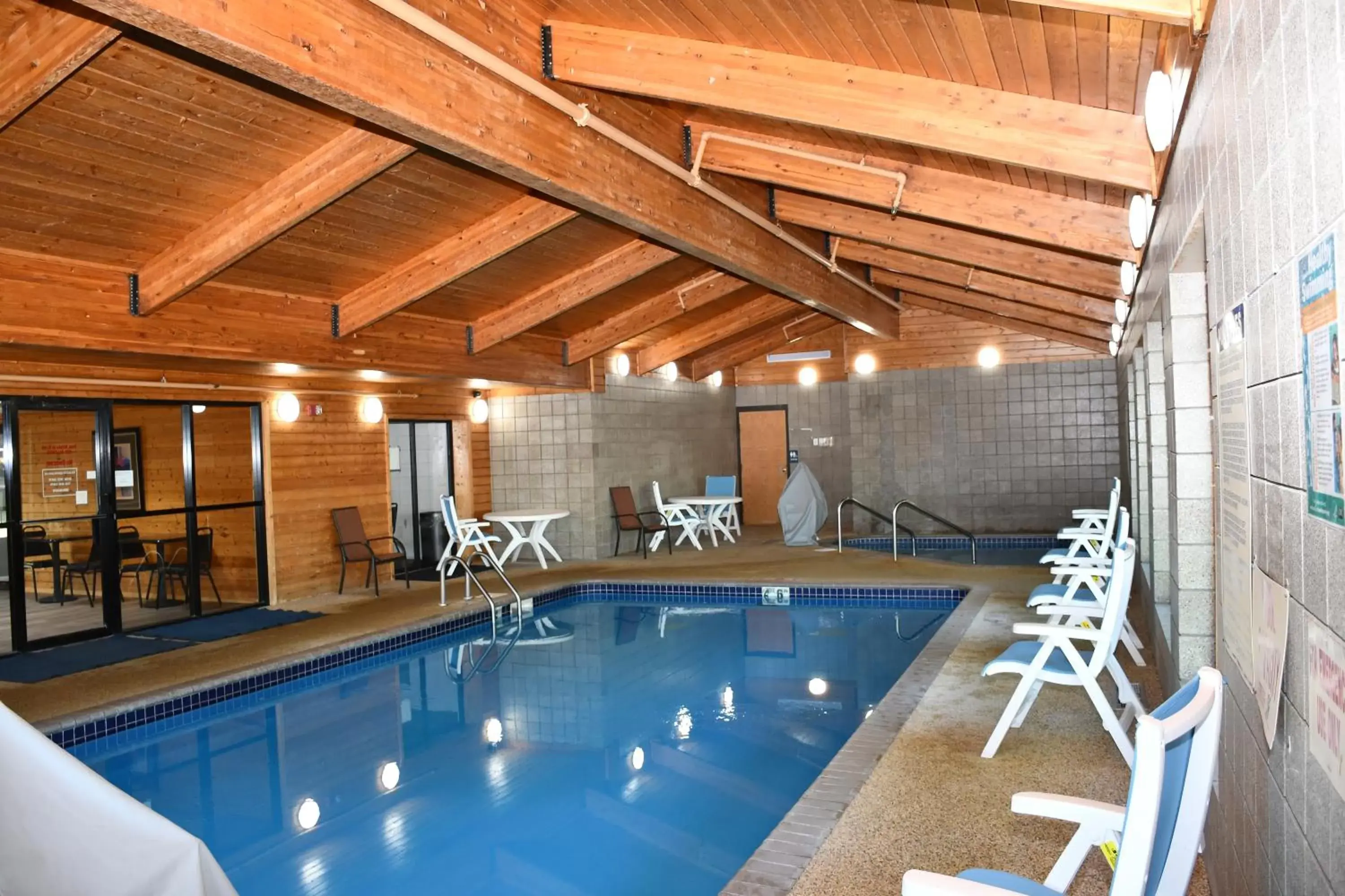 Swimming Pool in Stillwater Inn & Suites