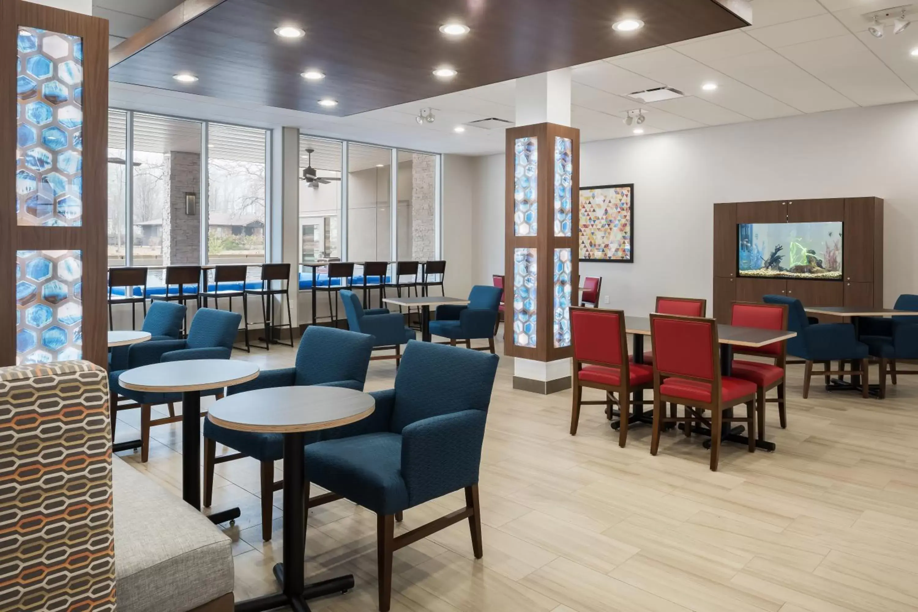Breakfast, Lounge/Bar in Holiday Inn Express & Suites West Plains Southwest, an IHG Hotel