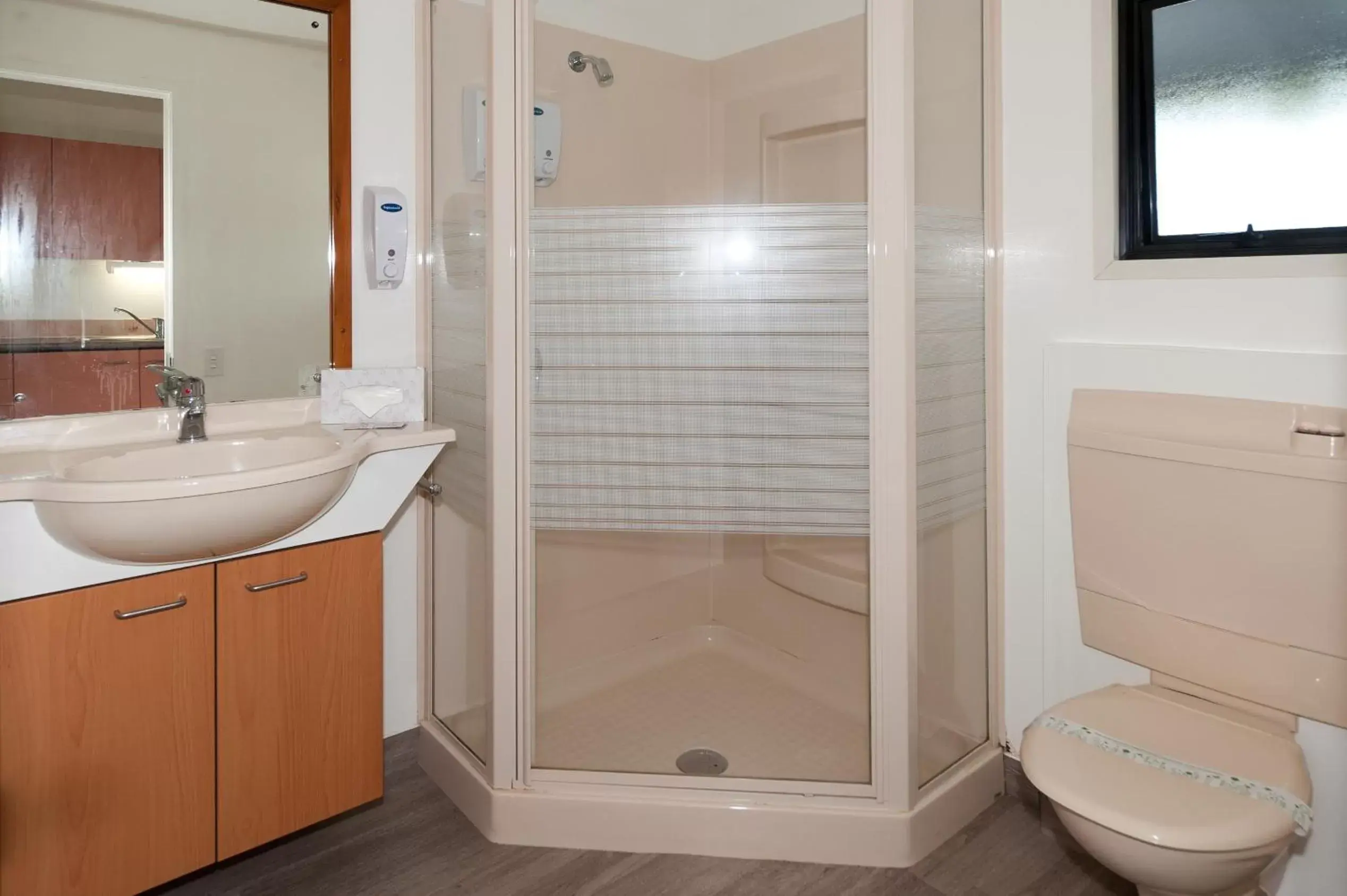 Shower, Bathroom in Country Glen Lodge