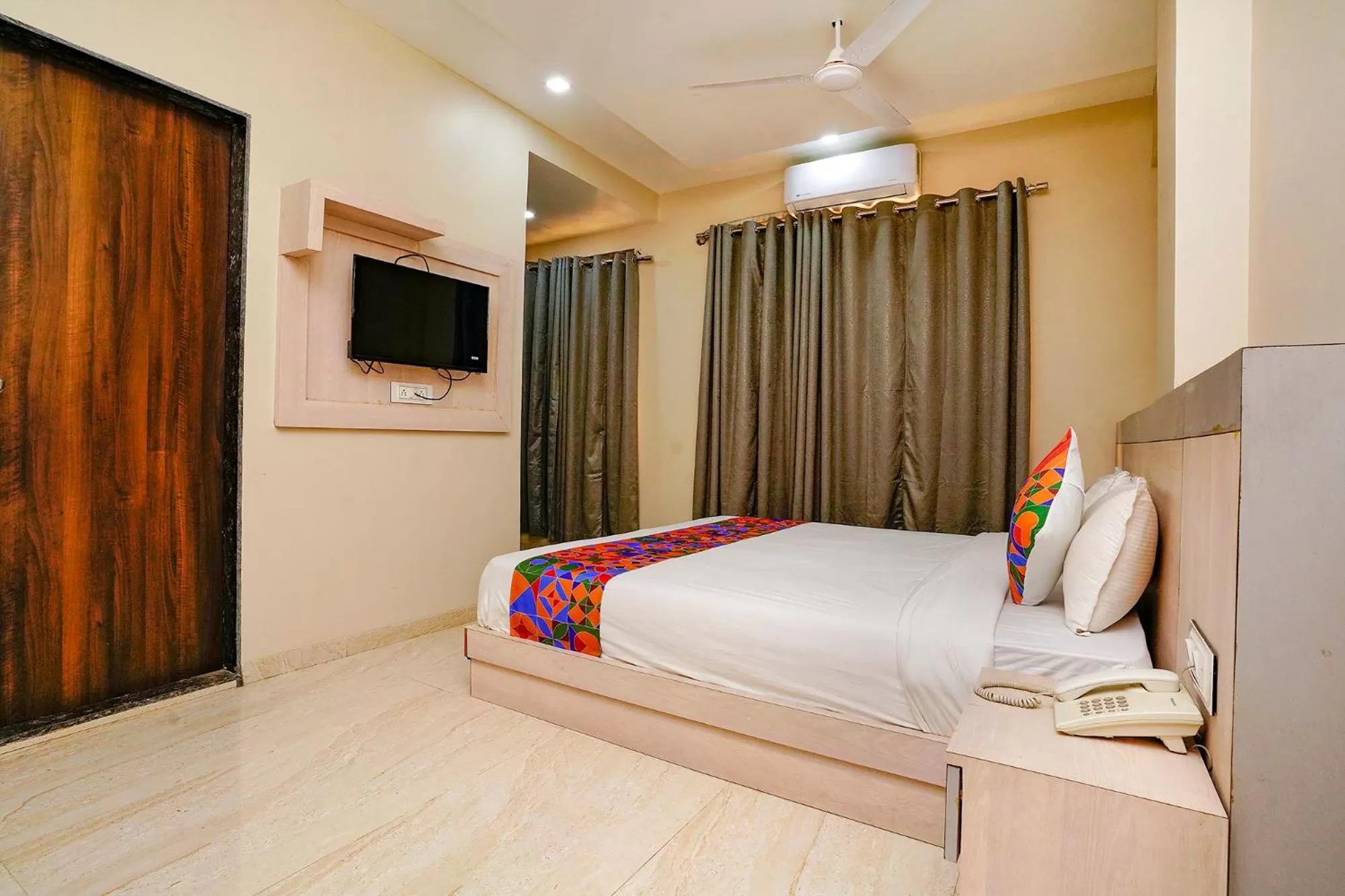 Bed in FabHotel Bhiwandi Palace