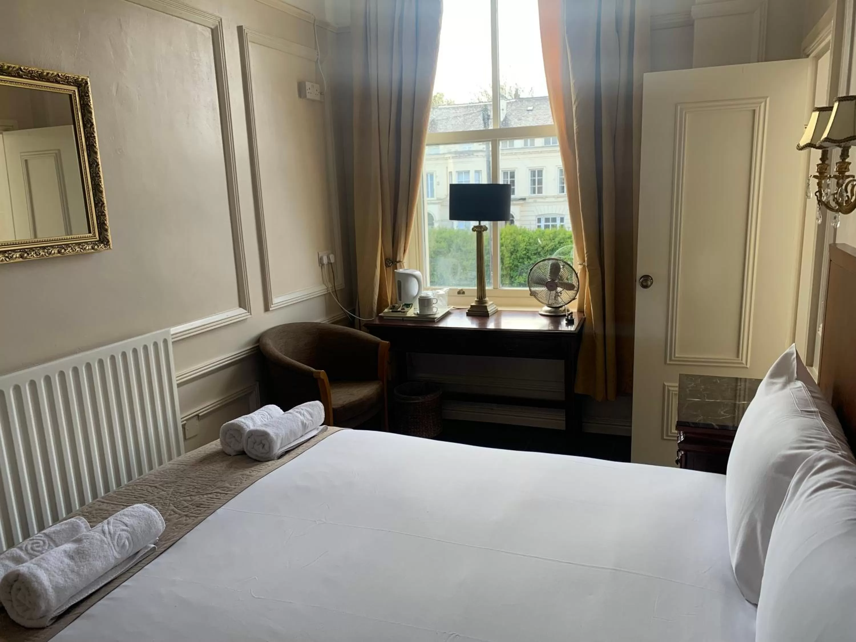 Bedroom, Bed in Beech Mount Hotel - Free Parking