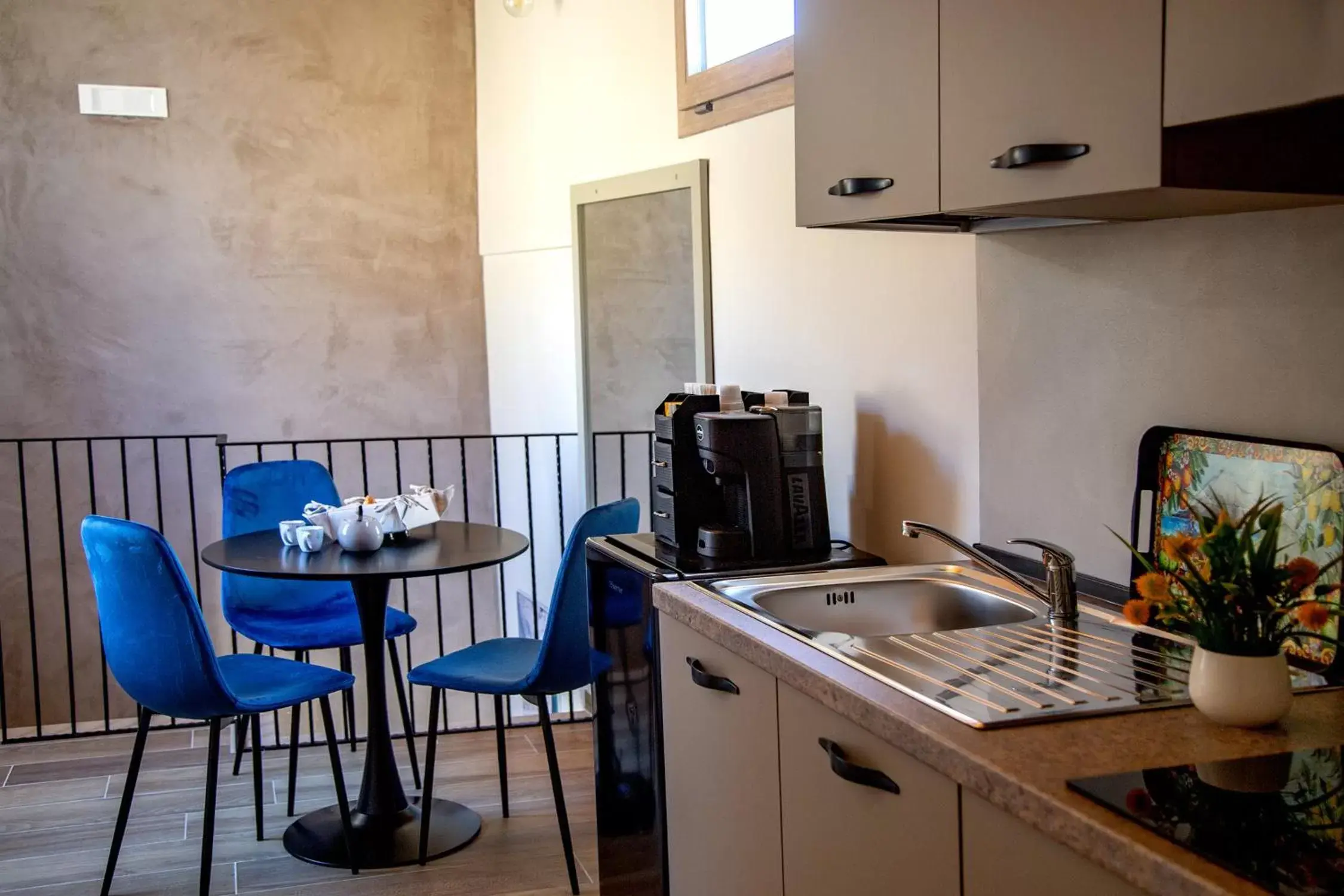 Coffee/tea facilities, Kitchen/Kitchenette in Fiore dei Templi - luxury suite experience