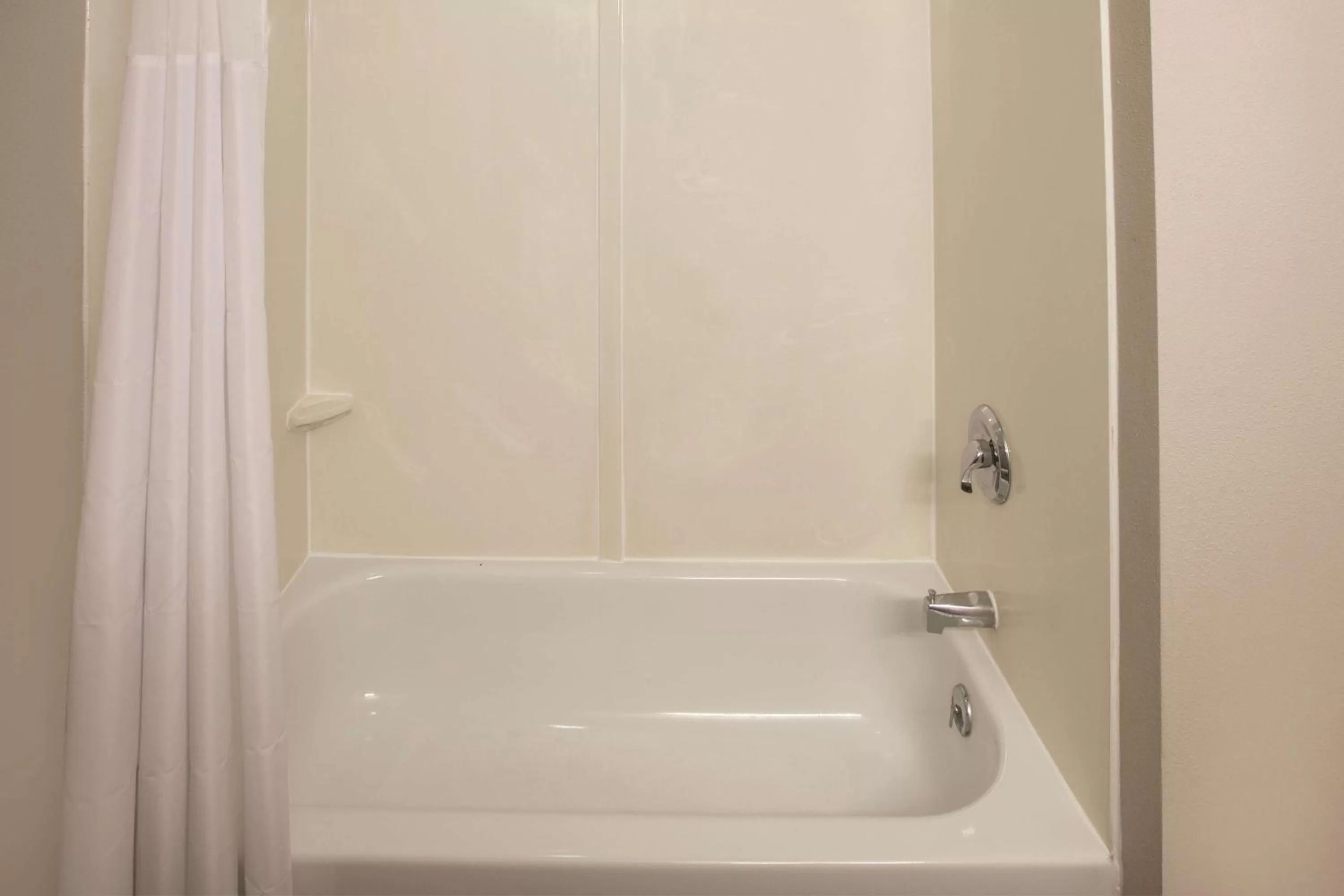 Bathroom in La Quinta by Wyndham Mechanicsburg - Harrisburg