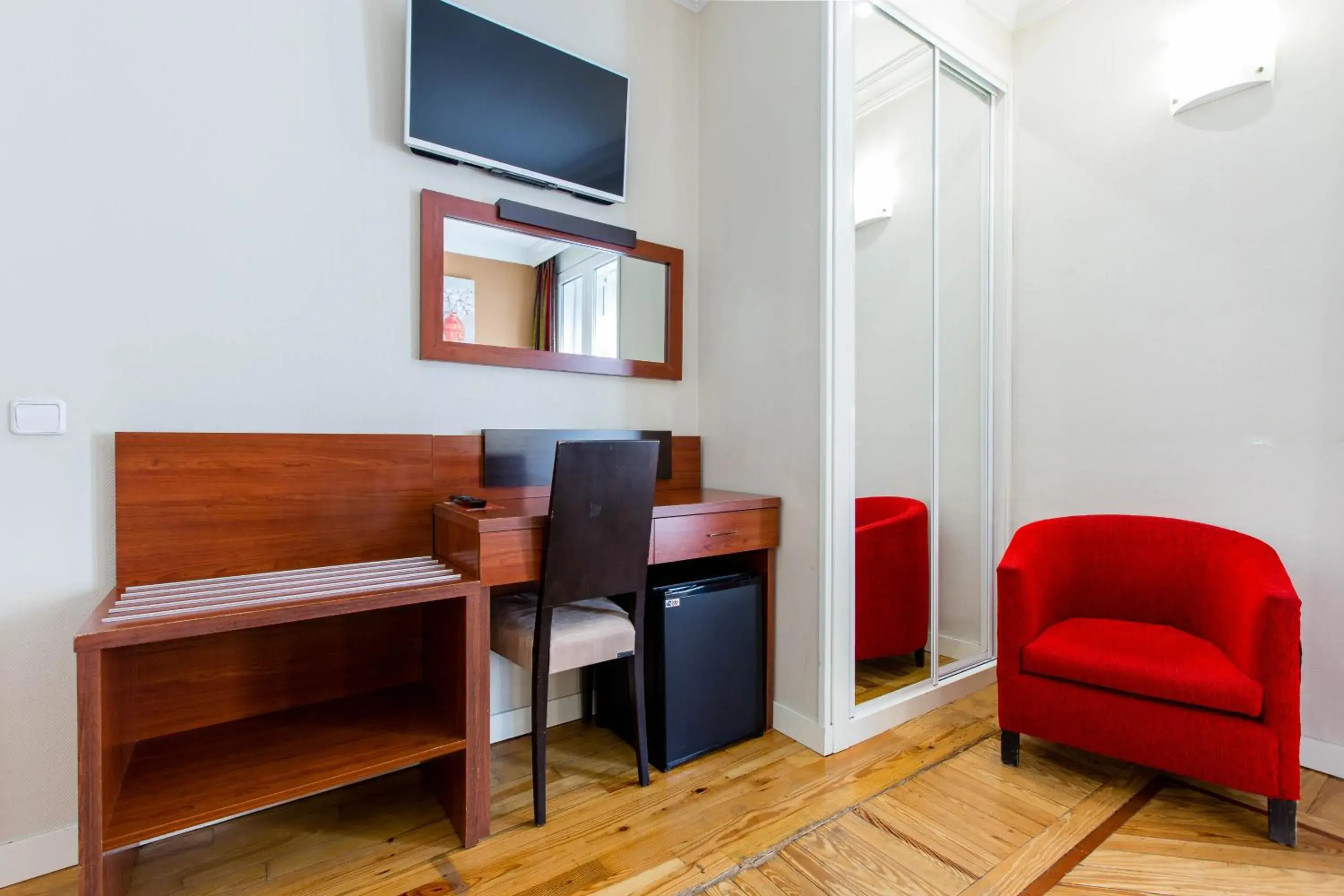 Bedroom, TV/Entertainment Center in Hostal Abadia Madrid