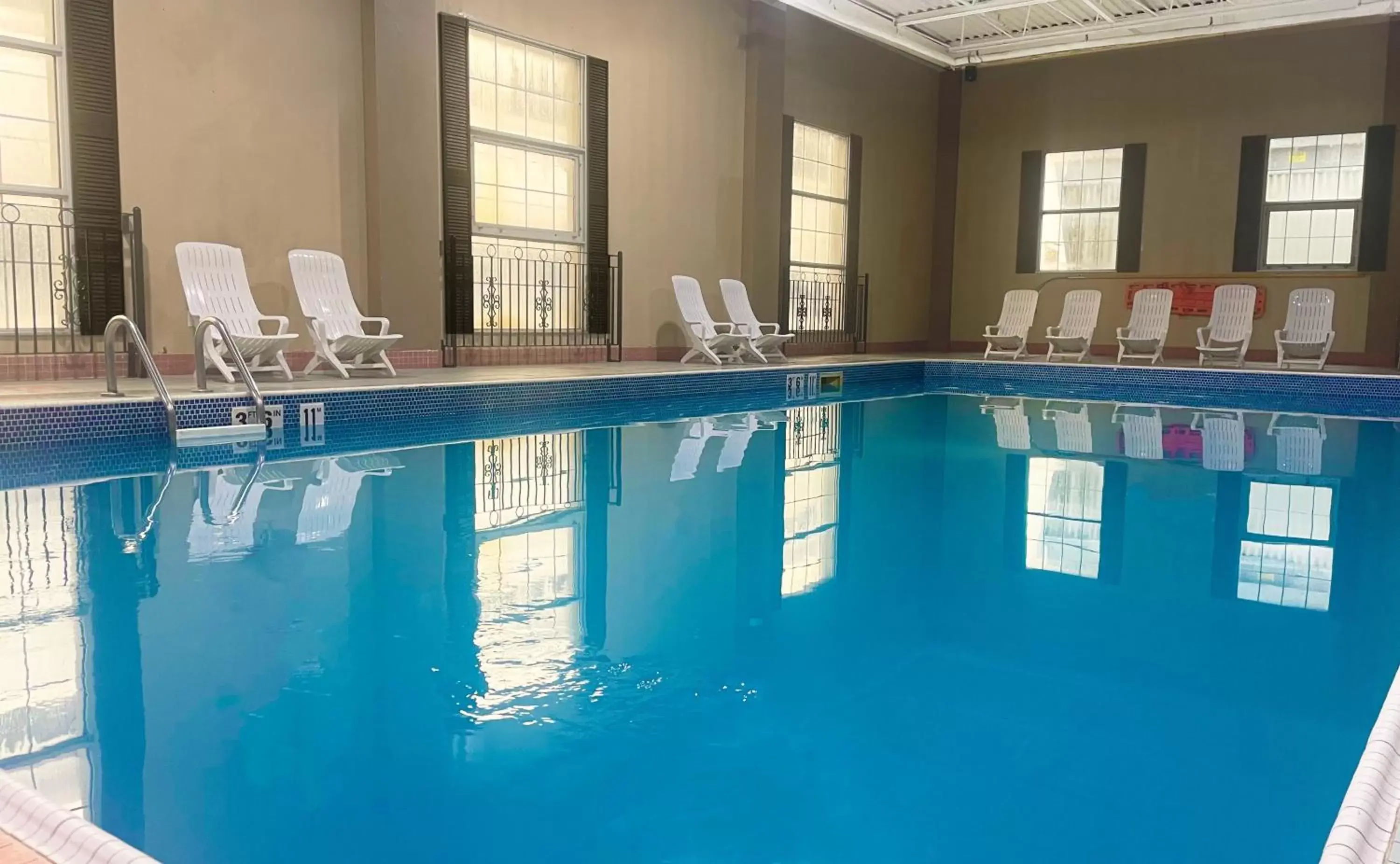 Swimming Pool in Crowne Plaza Hotel-Niagara Falls/Falls View, an IHG Hotel