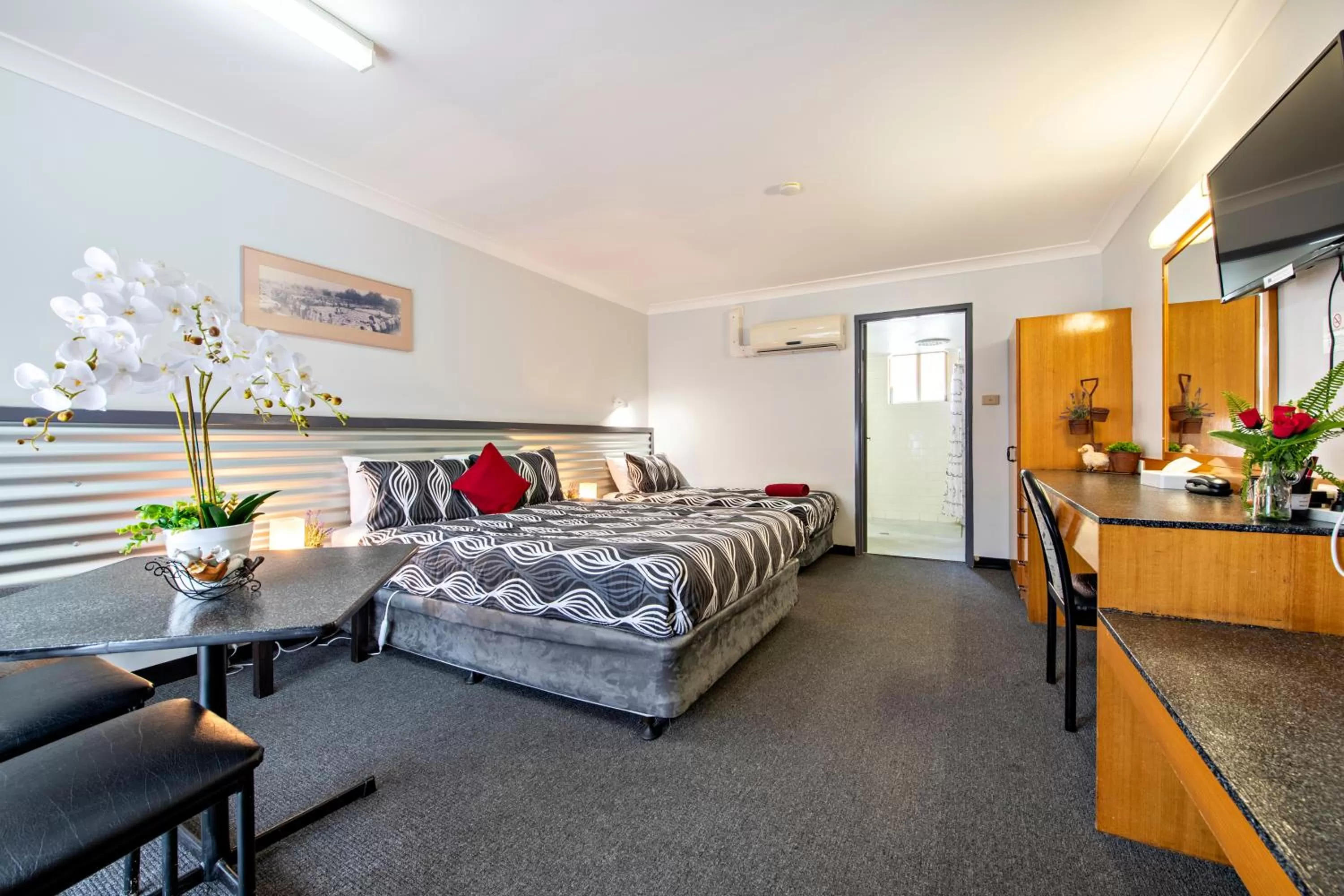 Photo of the whole room, Bed in Shearing Shed Motor Inn