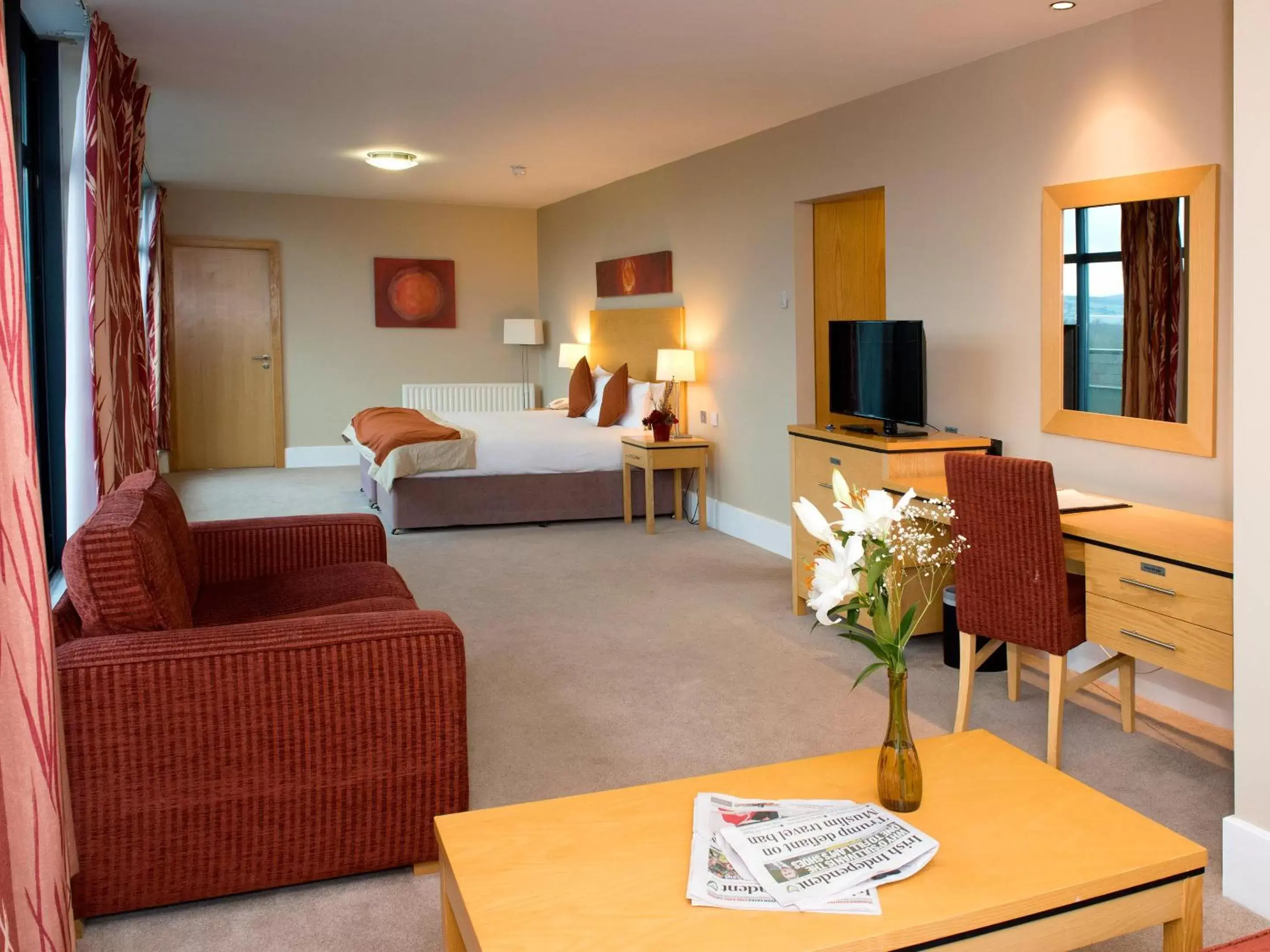 Bedroom, TV/Entertainment Center in Green Isle Hotel, Dublin