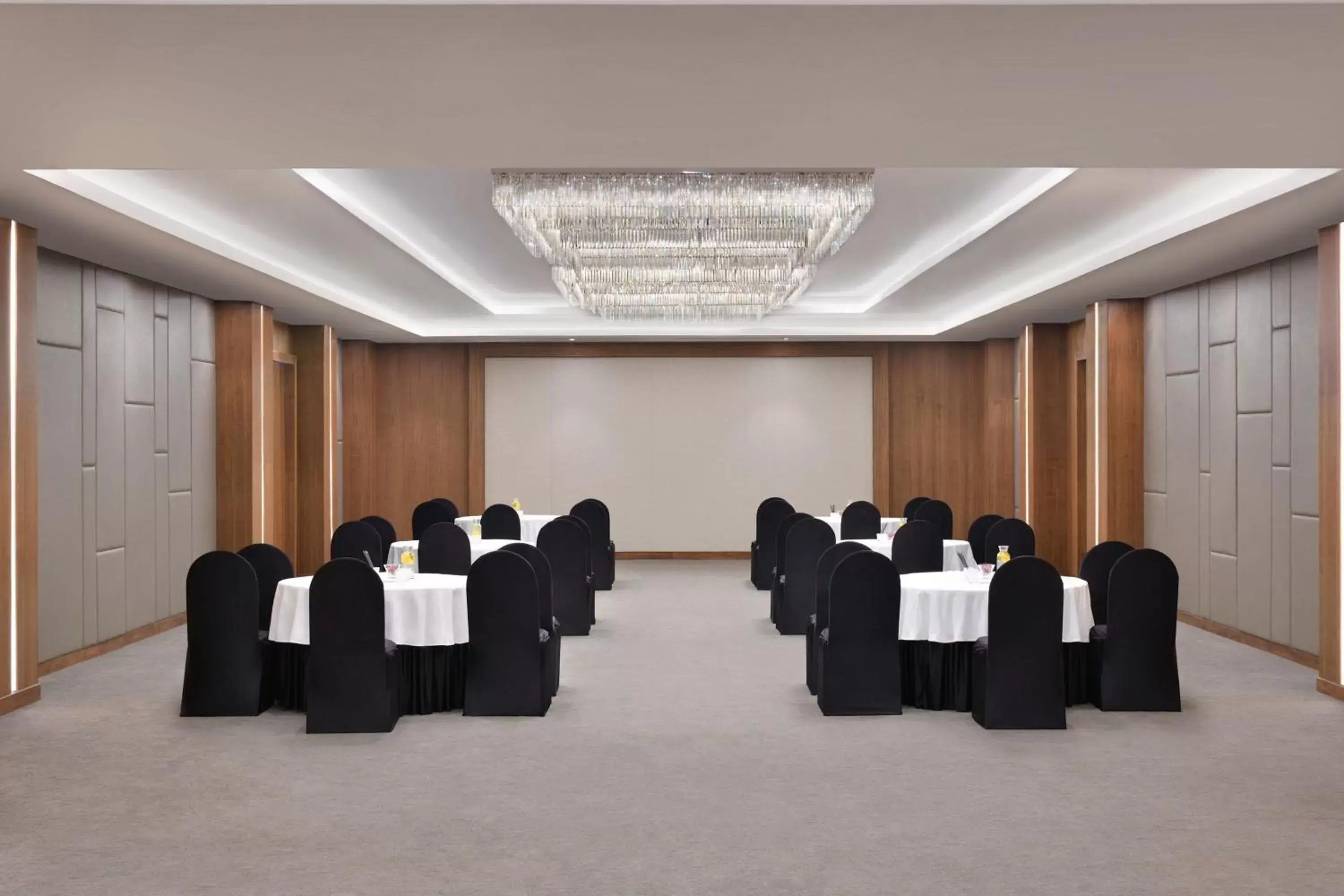 Meeting/conference room in Courtyard by Marriott Mahabaleshwar