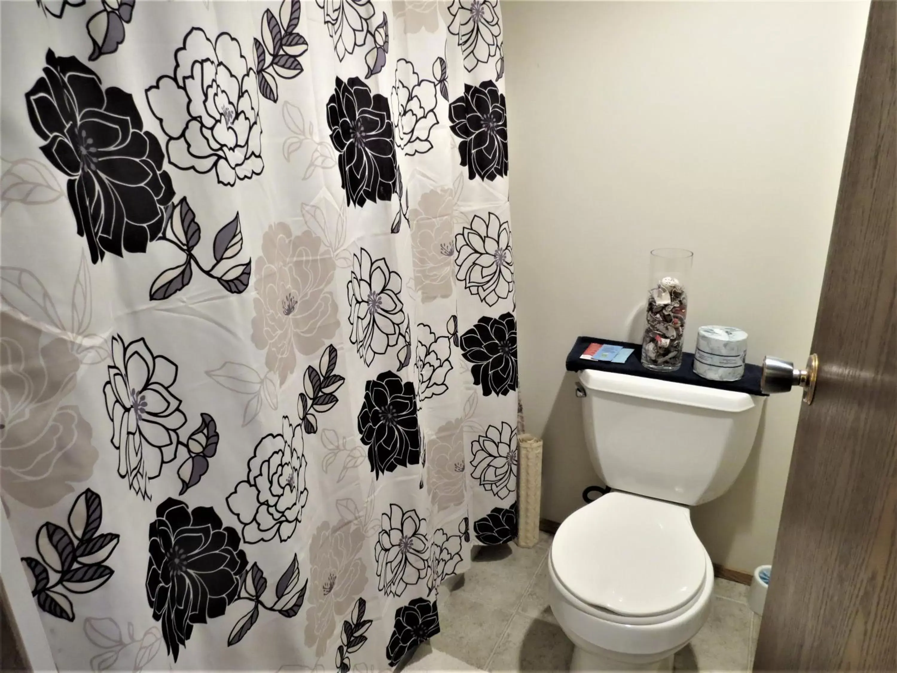 Toilet, Bathroom in RANCHLAND Inn