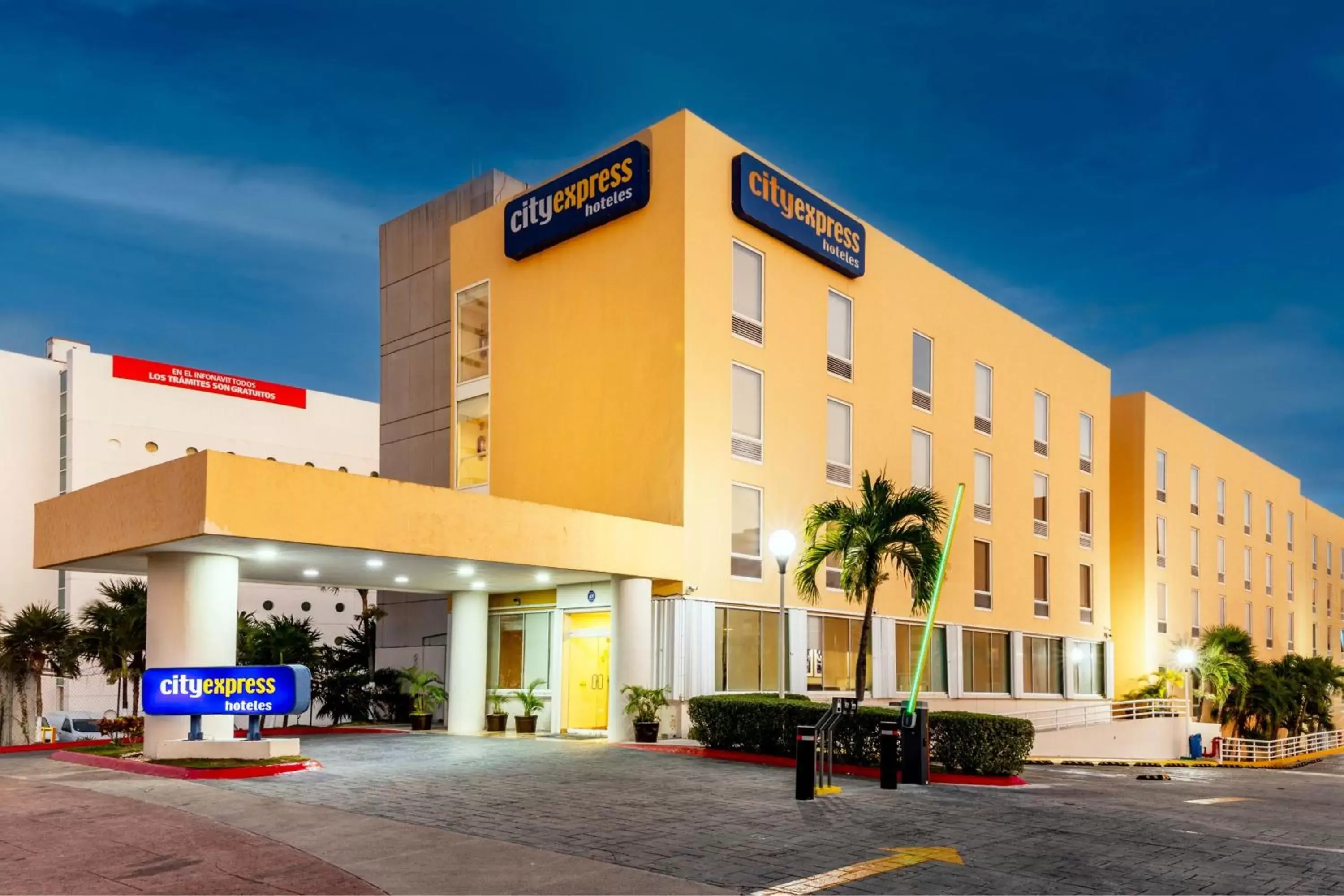 Property Building in City Express by Marriott Cancun