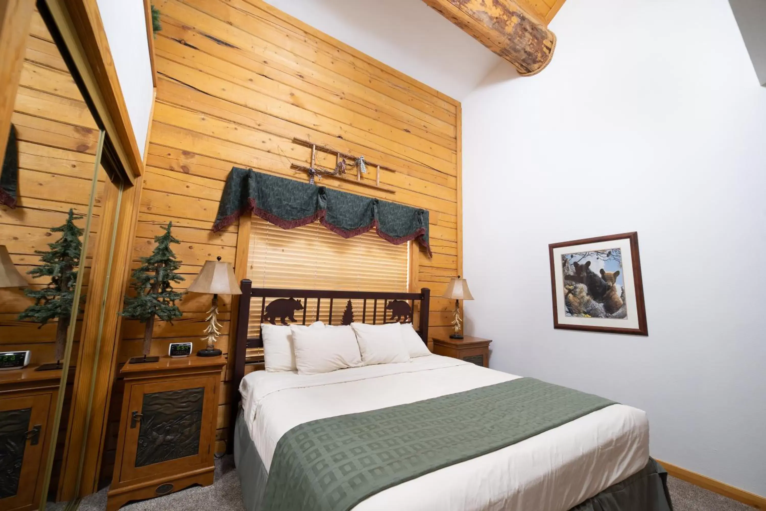 Bedroom, Bed in Cabins at Grand Mountain