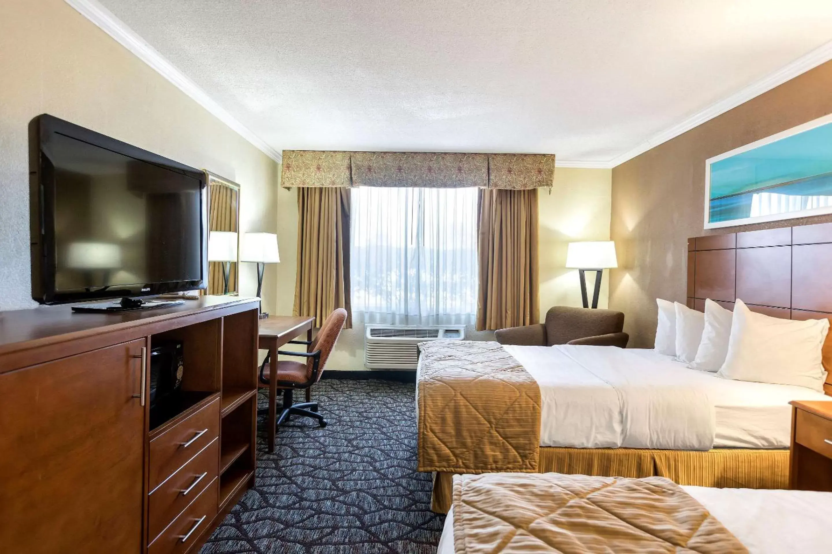 Photo of the whole room, Bed in Clarion Hotel Detroit Metro Airport