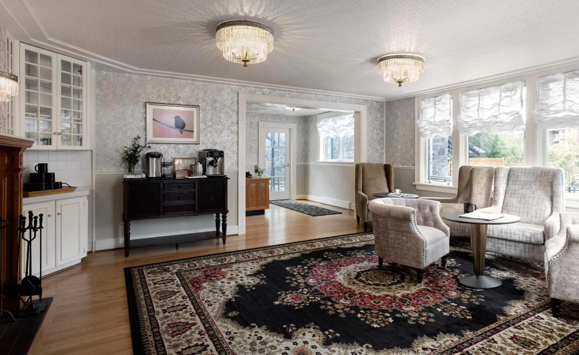 Communal lounge/ TV room in Abigail's Hotel