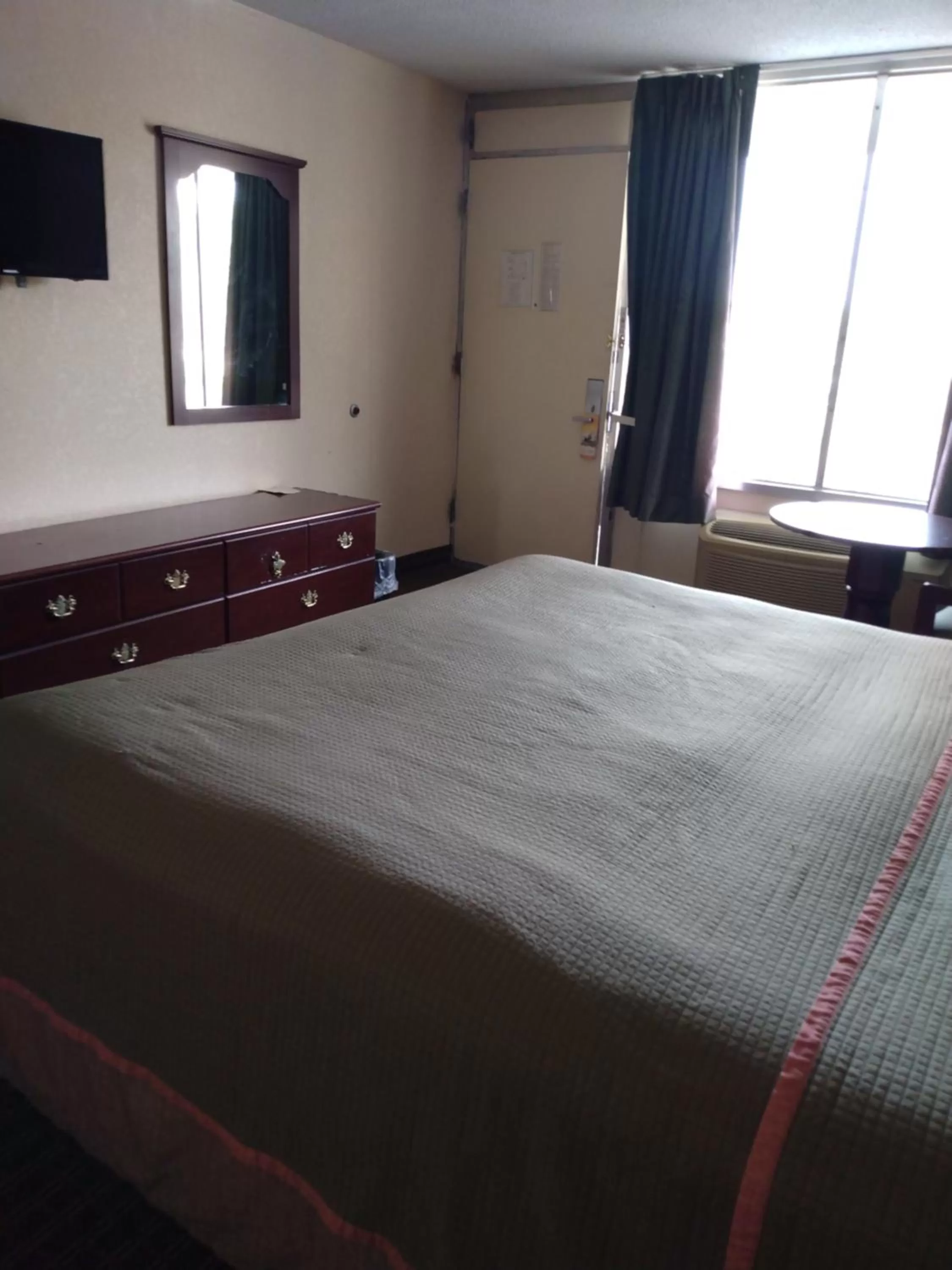 Photo of the whole room, Bed in Rodeway Inn Cleveland TN I-75