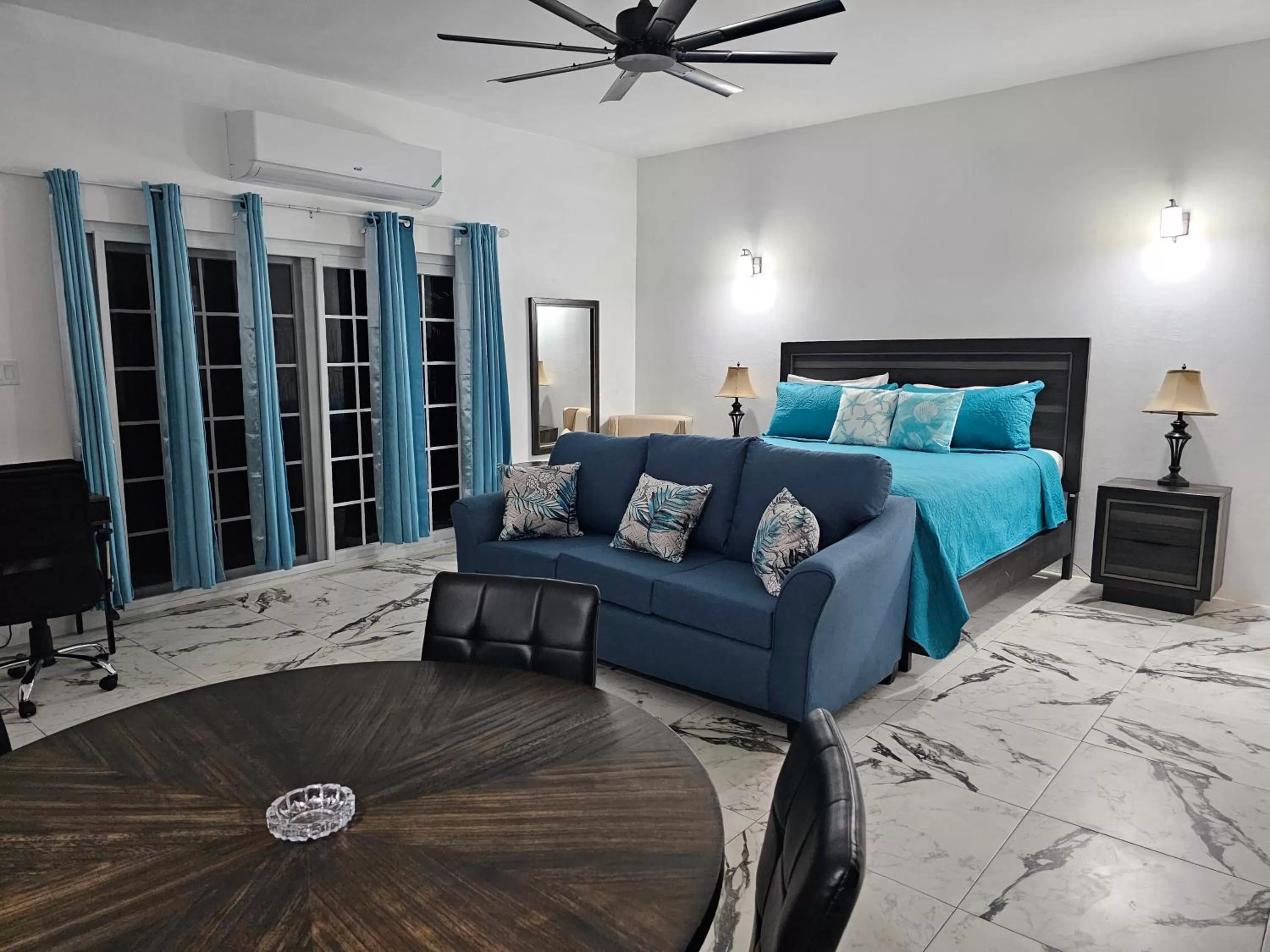 Bedroom, Bed in Roots Cafe Rooms