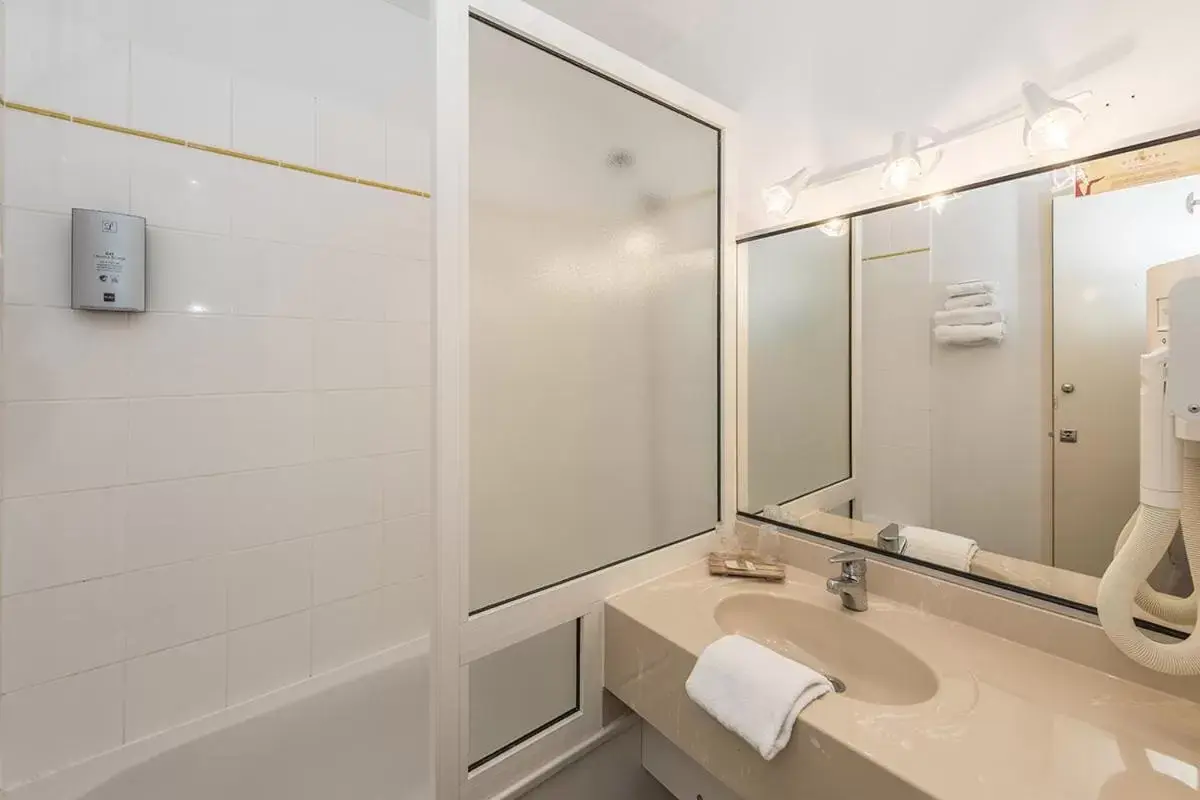 Bathroom in Hostellerie Saint Vincent Beauvais Aeroport