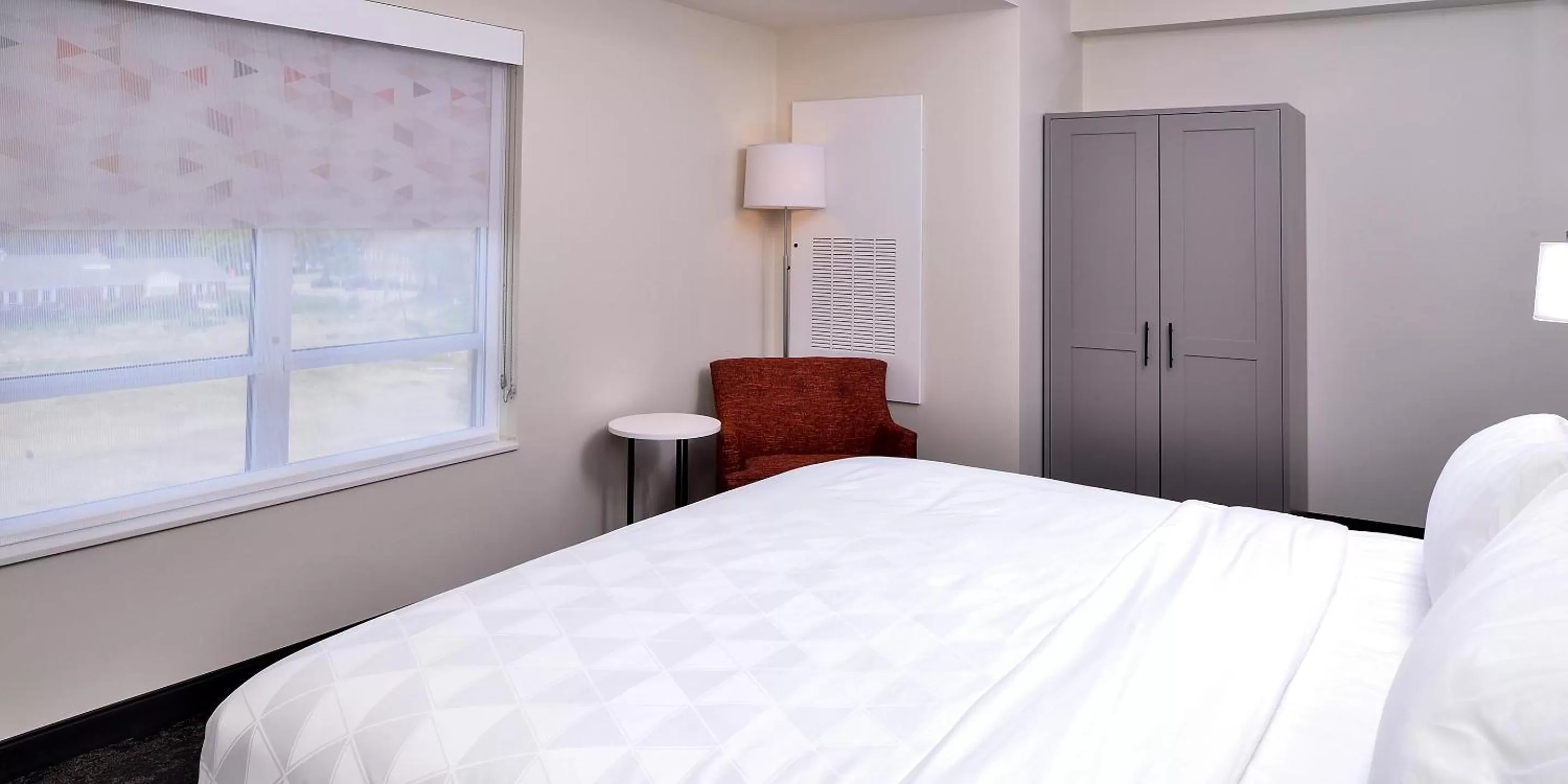 Bedroom, Bed in Holiday Inn & Suites - Farmington Hills - Detroit NW by IHG
