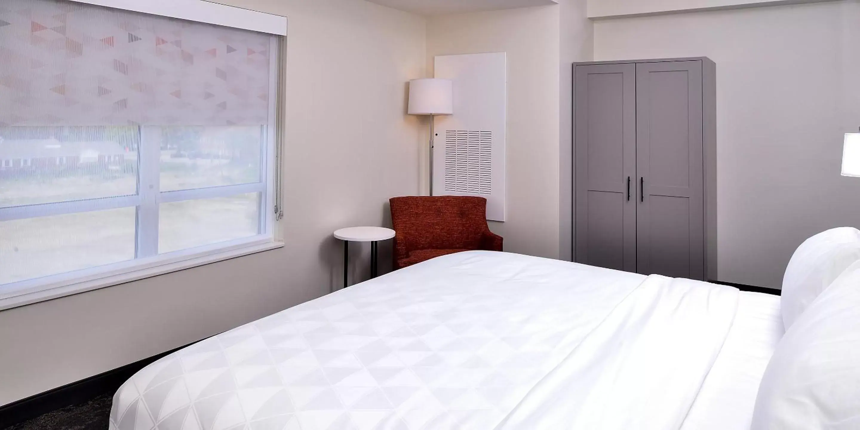 Bedroom, Bed in Holiday Inn & Suites - Farmington Hills - Detroit NW, an IHG Hotel