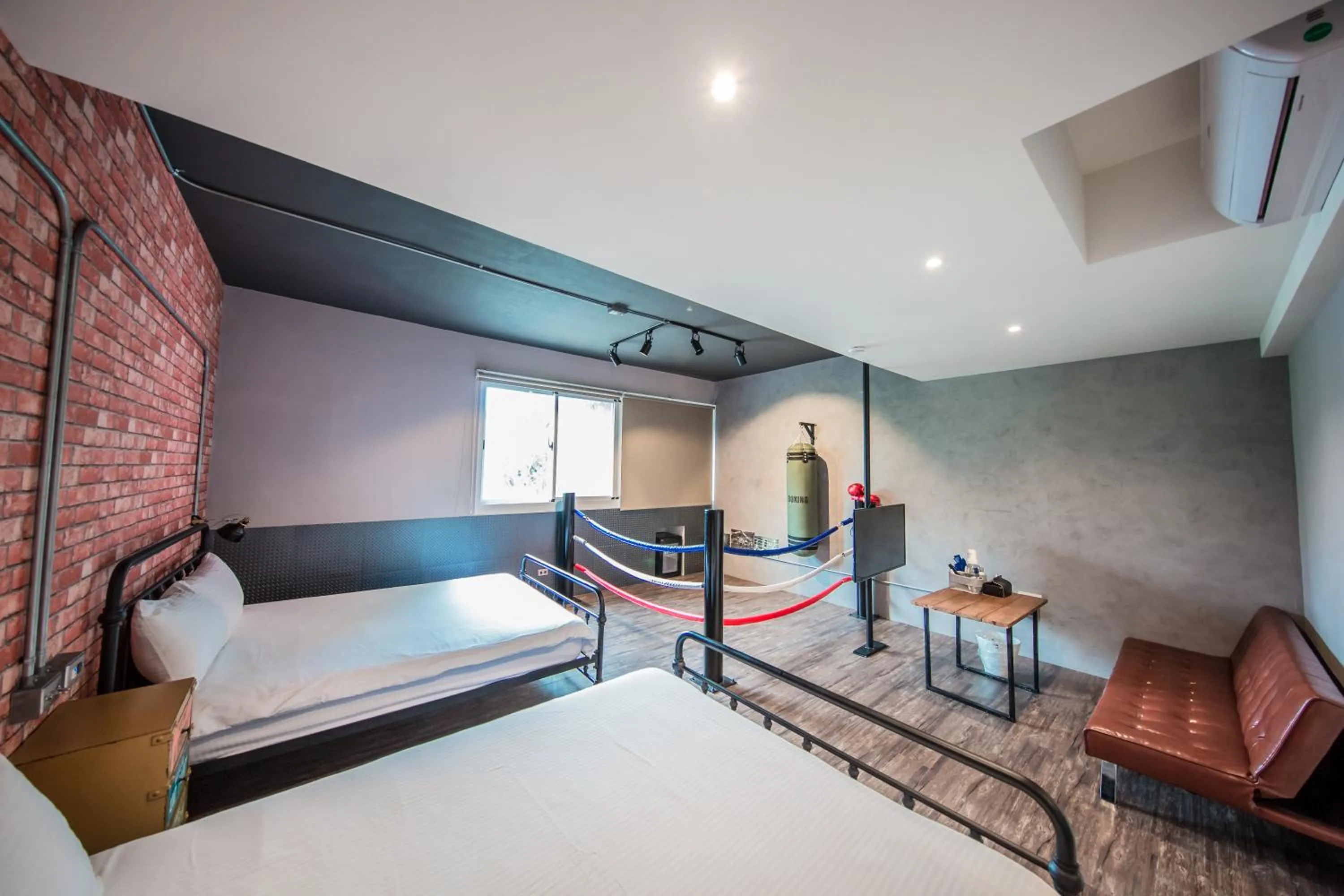 Photo of the whole room, Bed in Urban