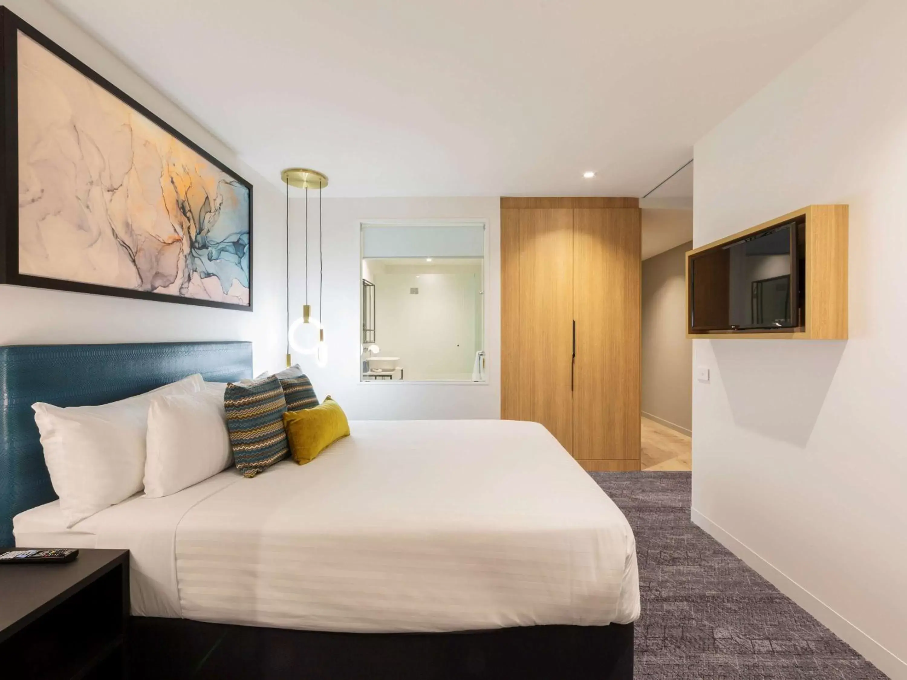 Photo of the whole room, Bed in Mercure Canberra Belconnen