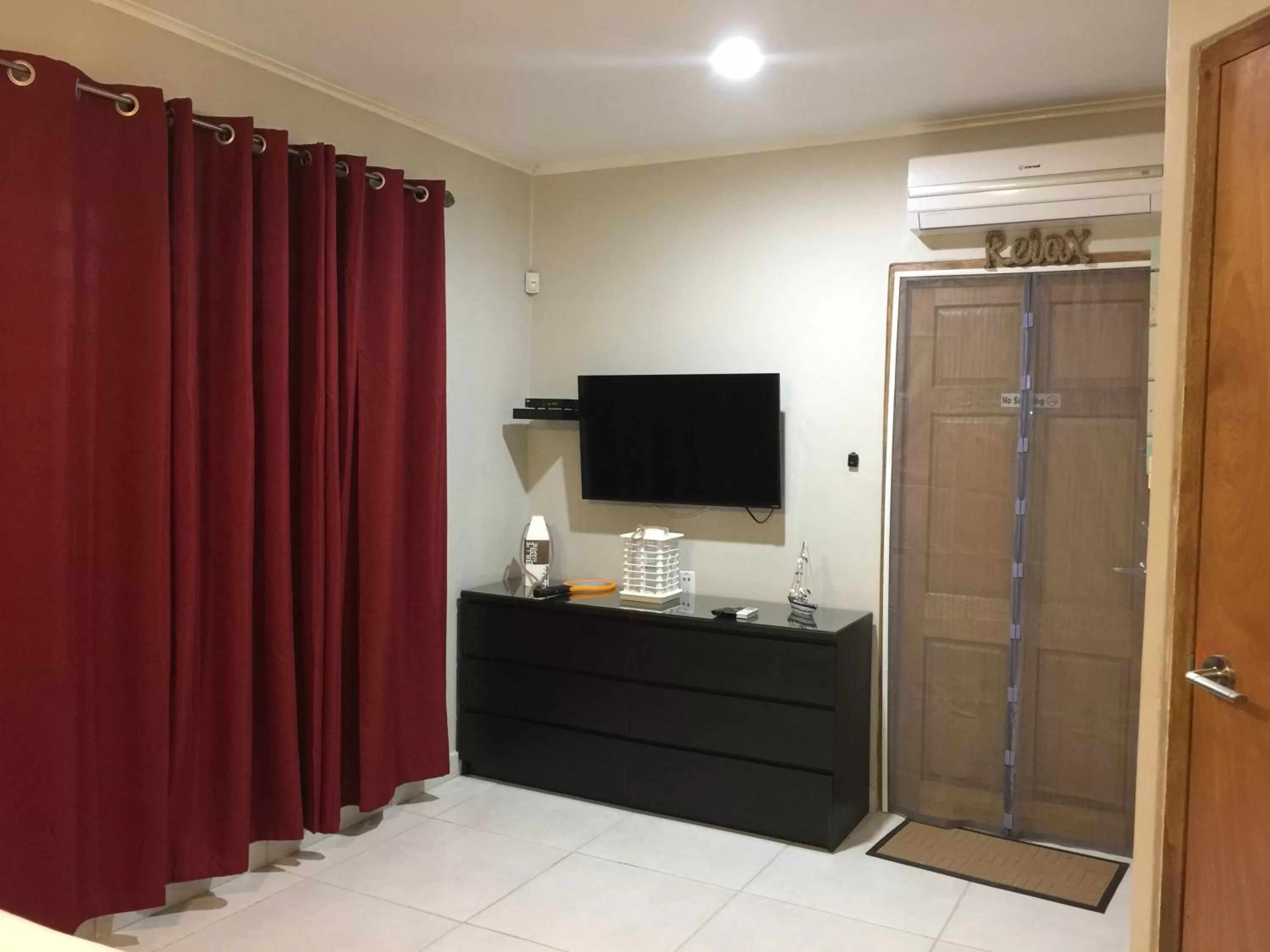 TV and multimedia in The Pier Beach Inn & Suites