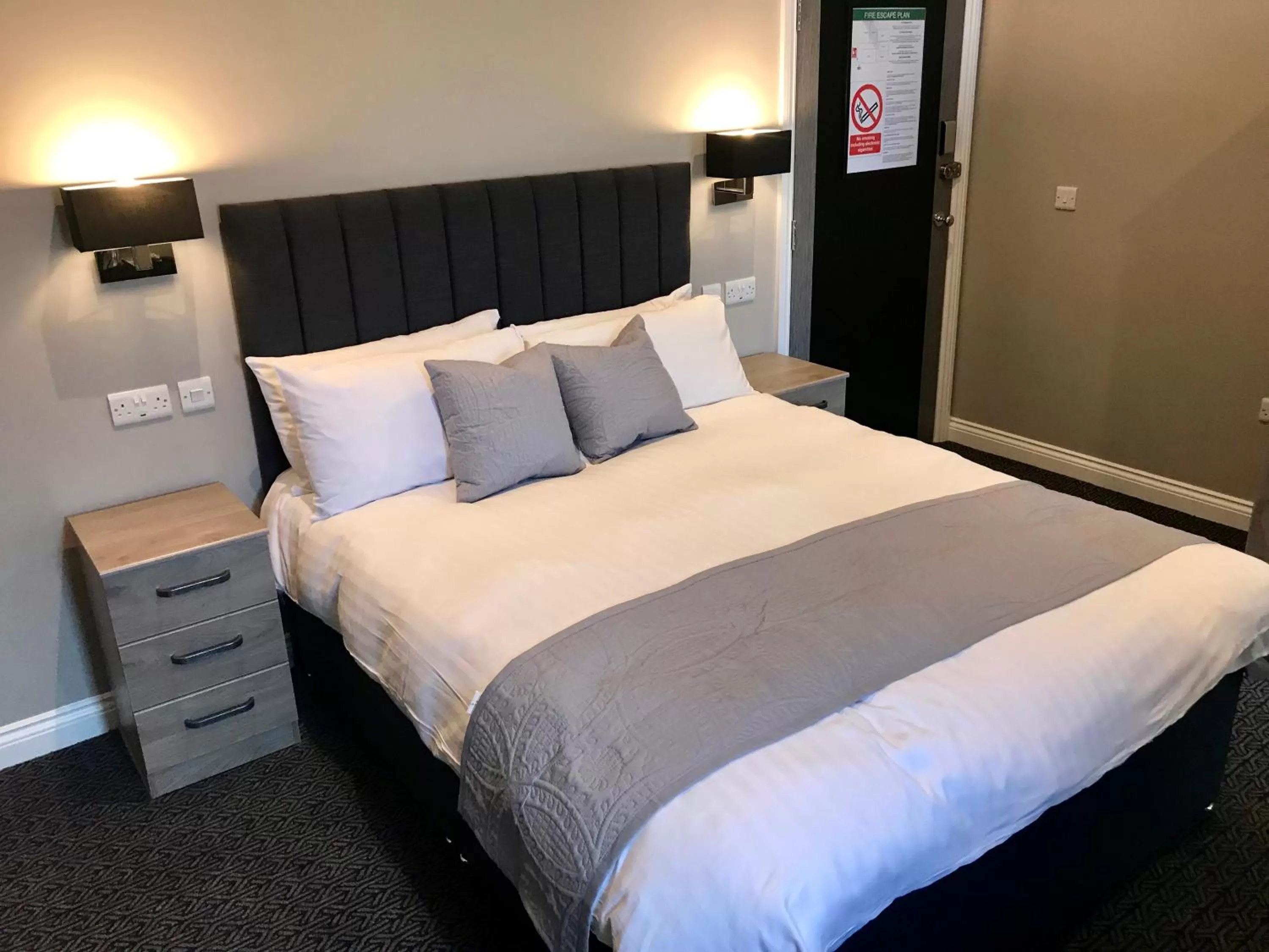 Bedroom, Bed in The Raven Hotel