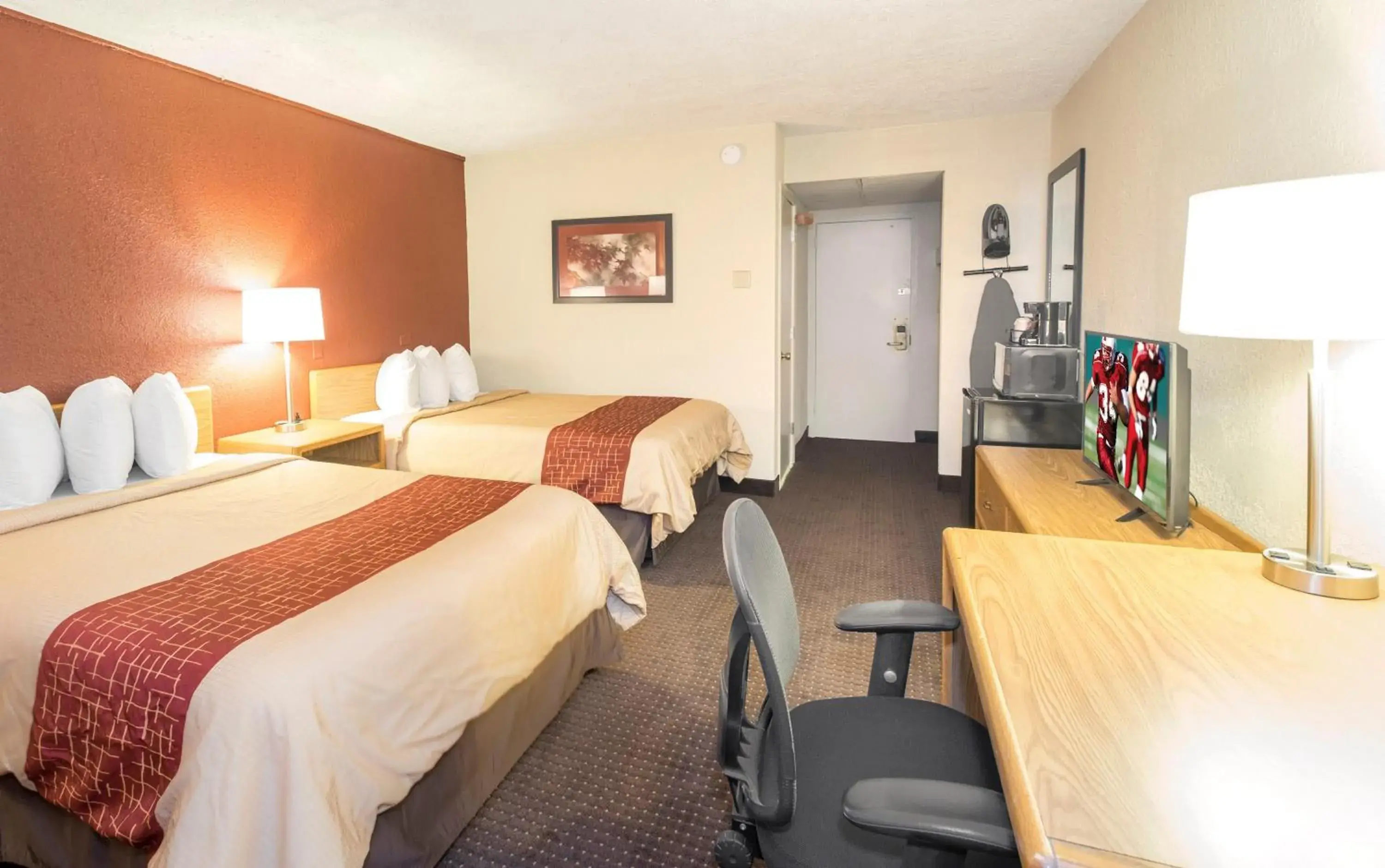 Photo of the whole room, Bed in Days Inn by Wyndham Williamsport Photo of the whole room, Bed in Days Inn by Wyndham Williamsport