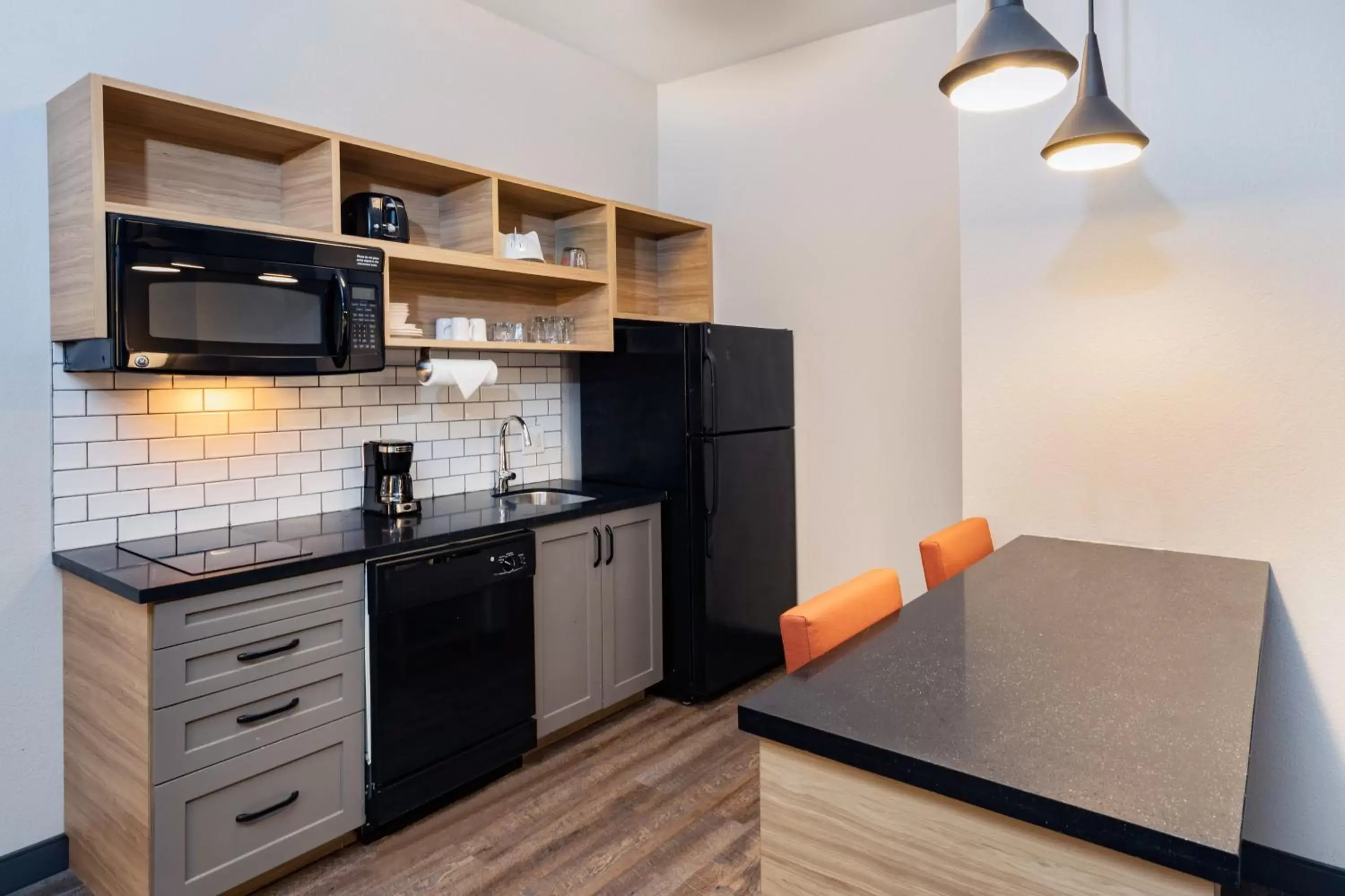 Photo of the whole room, Kitchen/Kitchenette in Candlewood Suites Mount Pleasant, an IHG Hotel