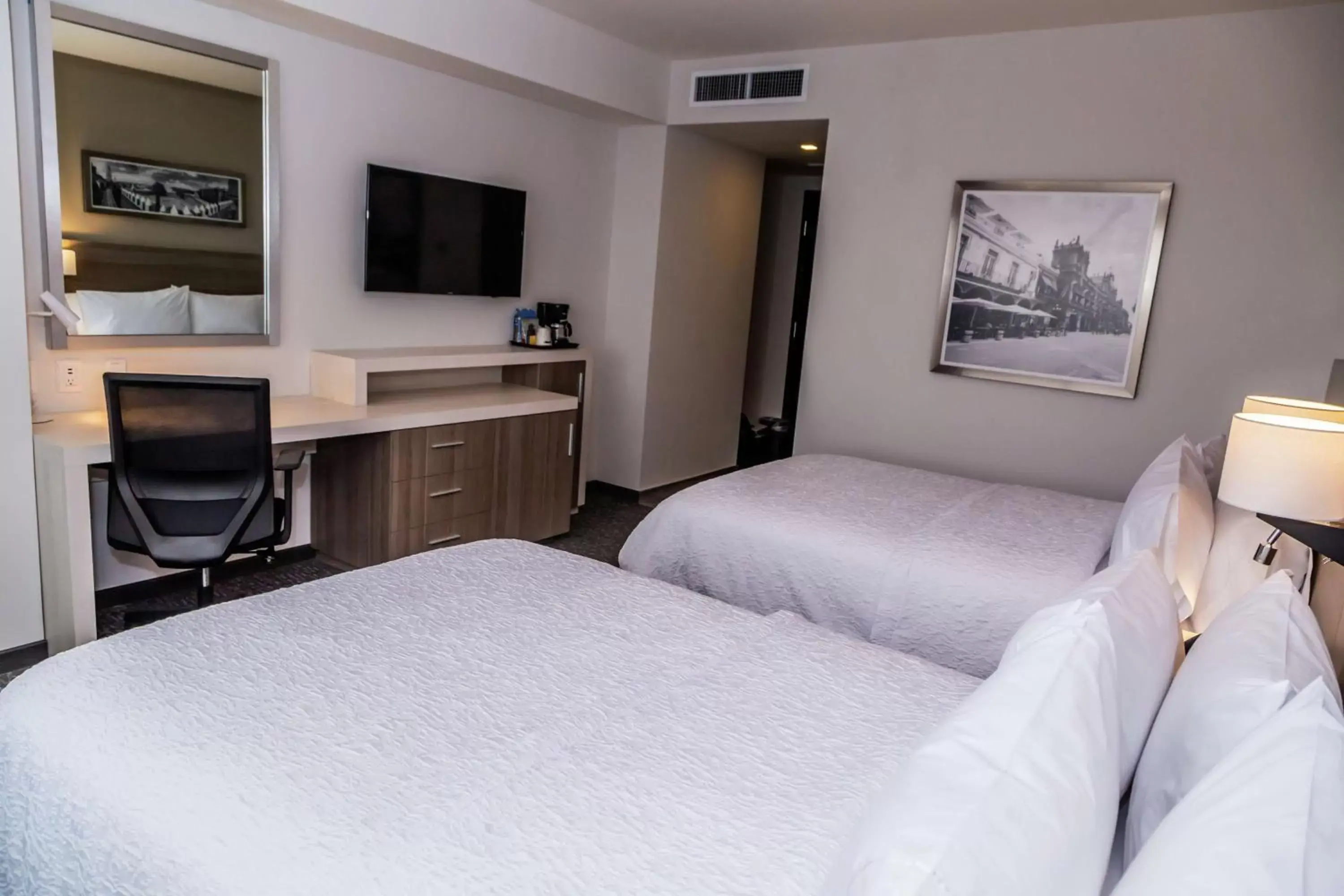 Bedroom, TV/Entertainment Center in Hampton Inn & Suites By Hilton Puebla