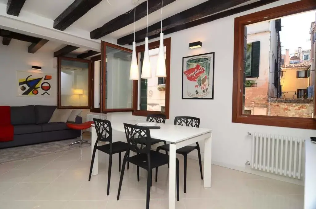 Dining Area in B&B Fortuny