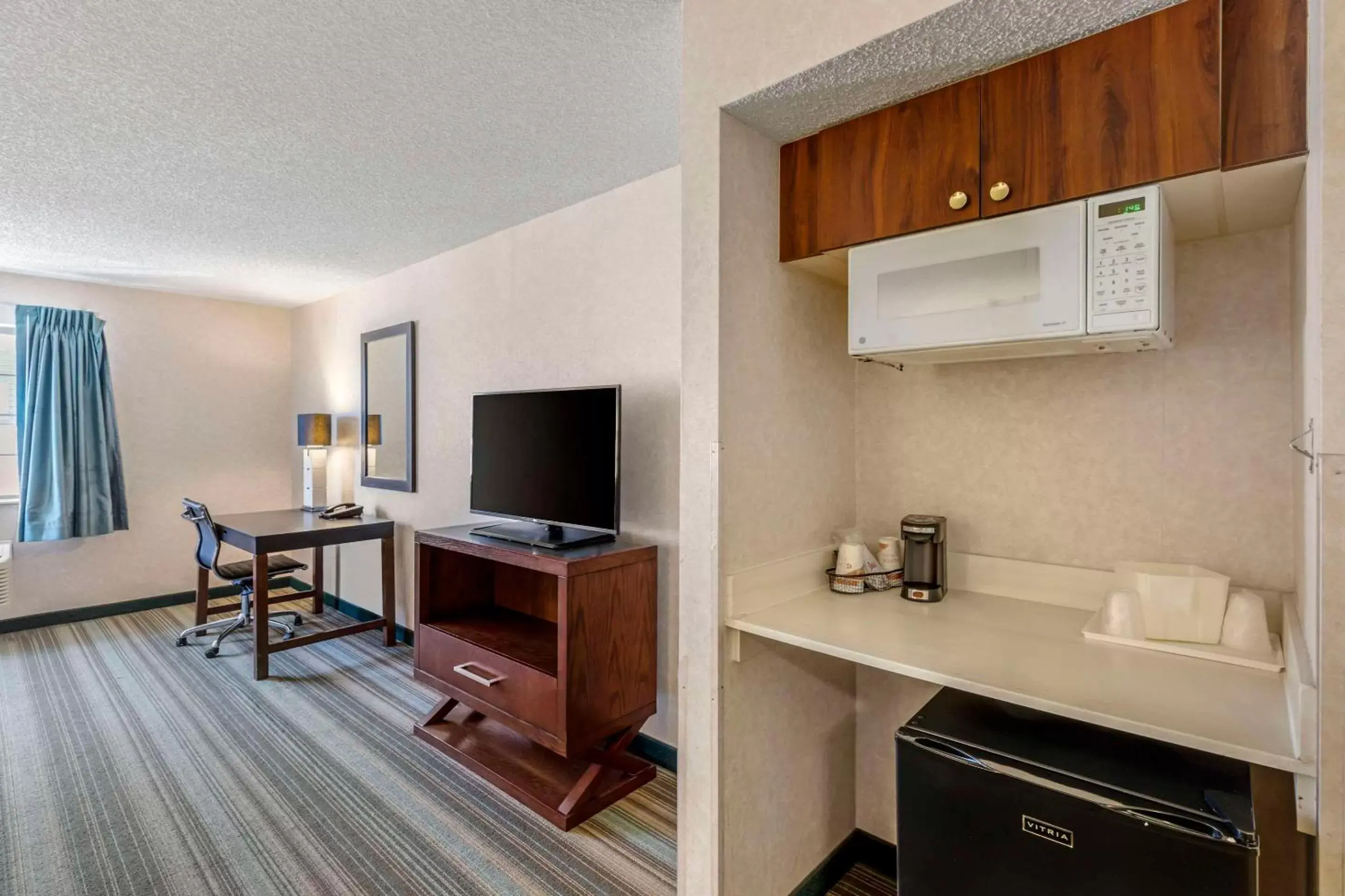 Bedroom, TV/Entertainment Center in Quality Inn Denver Tech Center