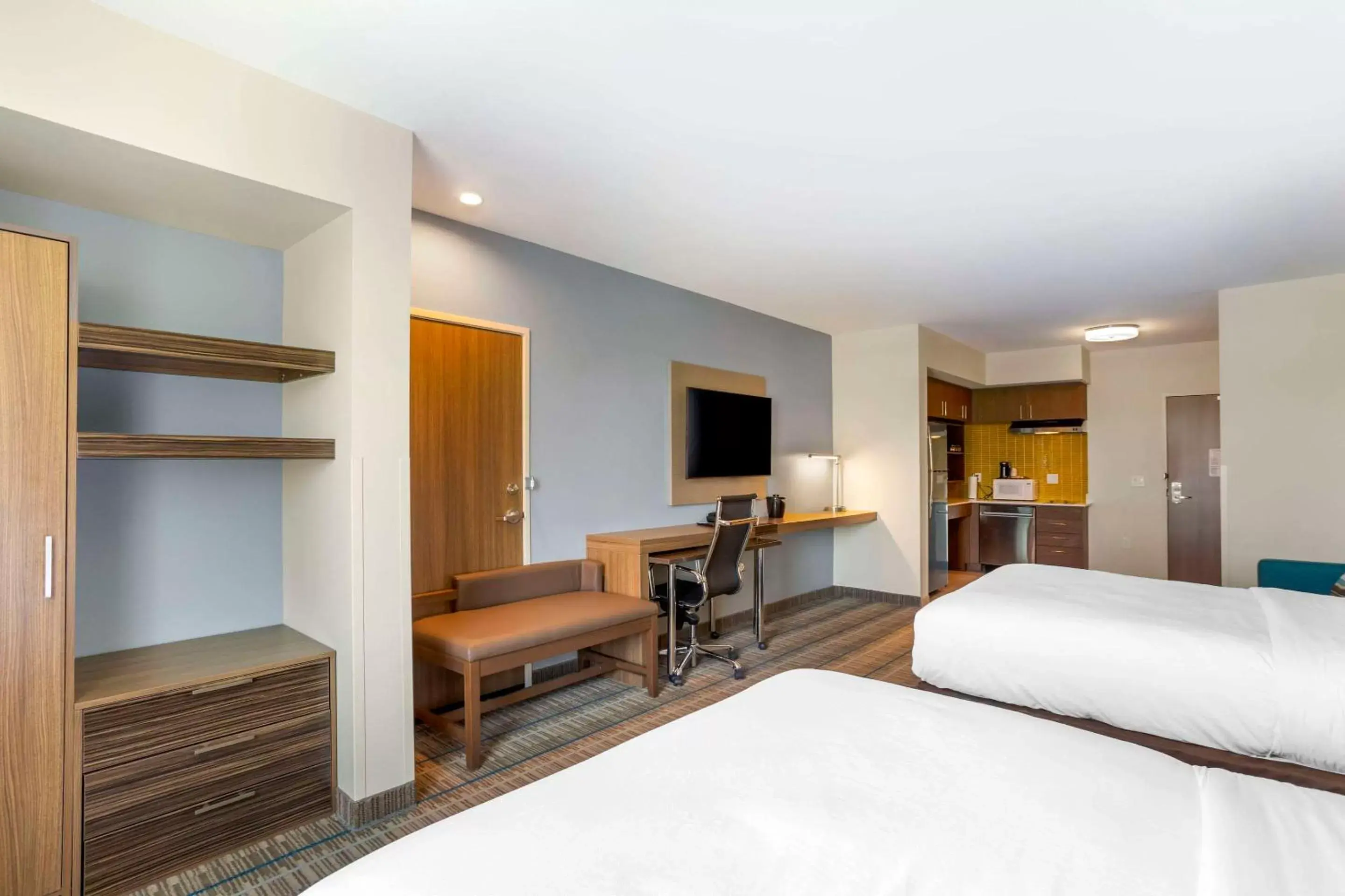 Bedroom, TV/Entertainment Center in MainStay Suites North - Central York