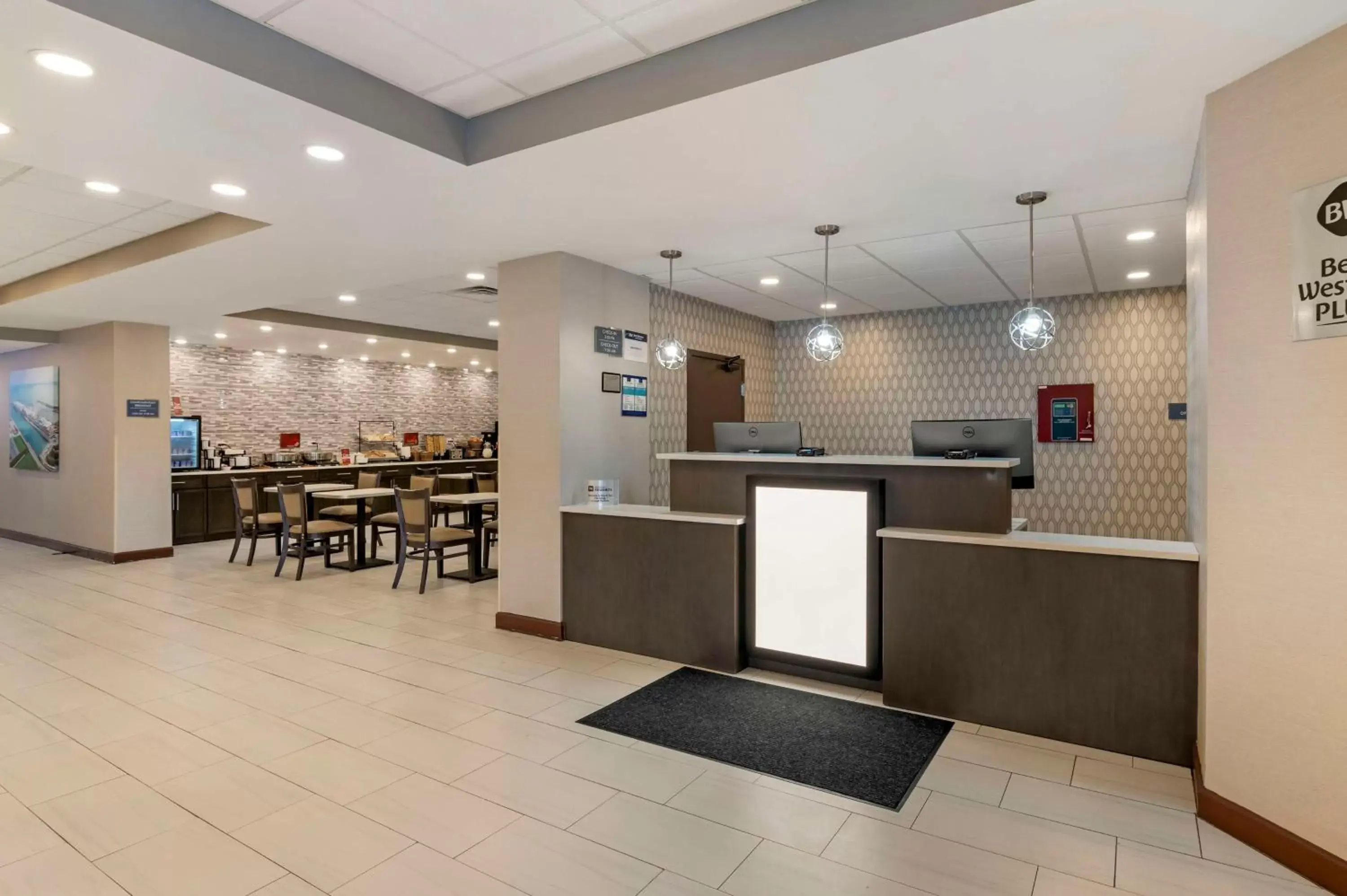 Lobby or reception in Best Western Plus South Holland Chicago Southland