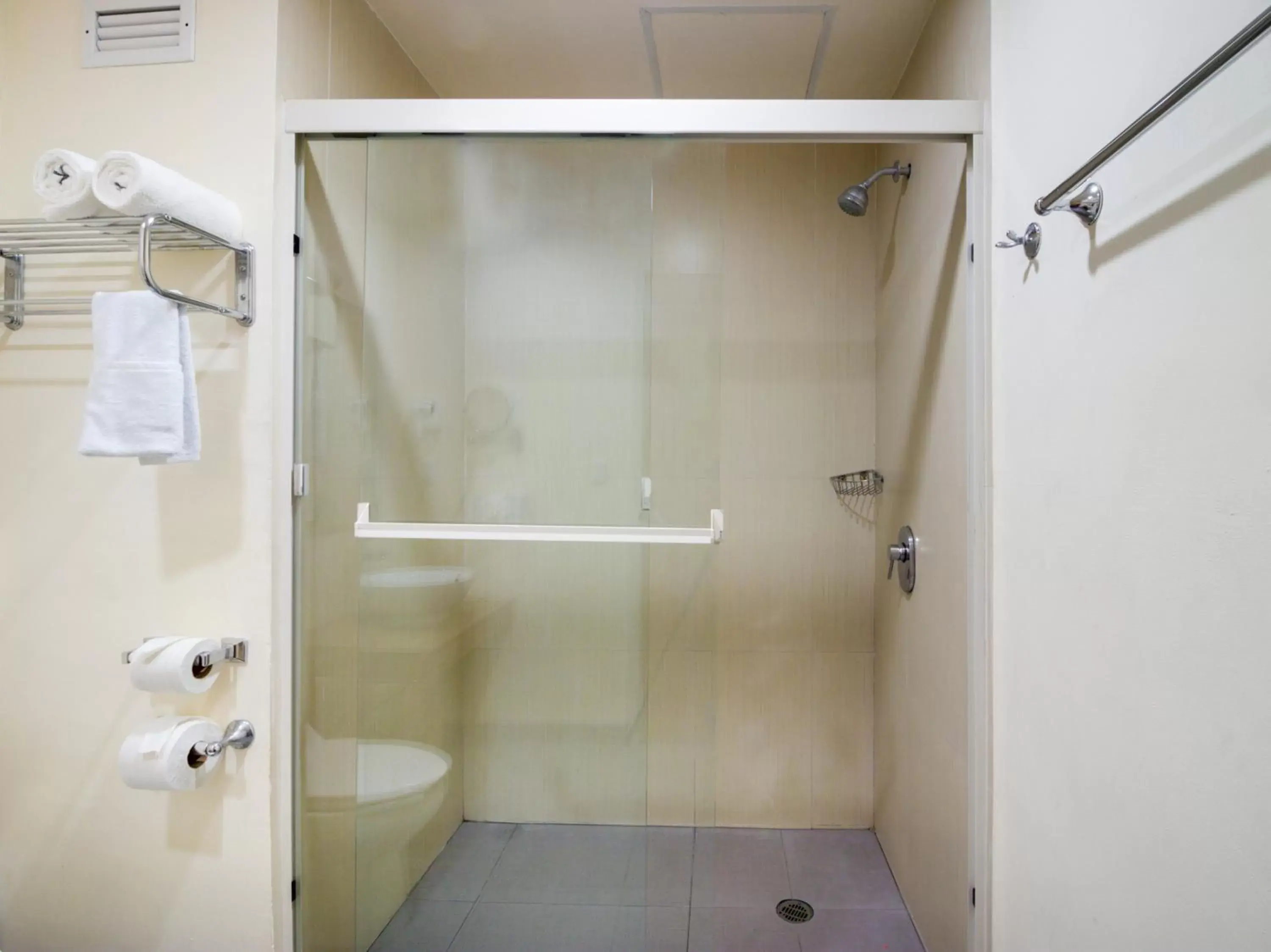 Bathroom in Capital O Hotel Herederos, Piedras Negras