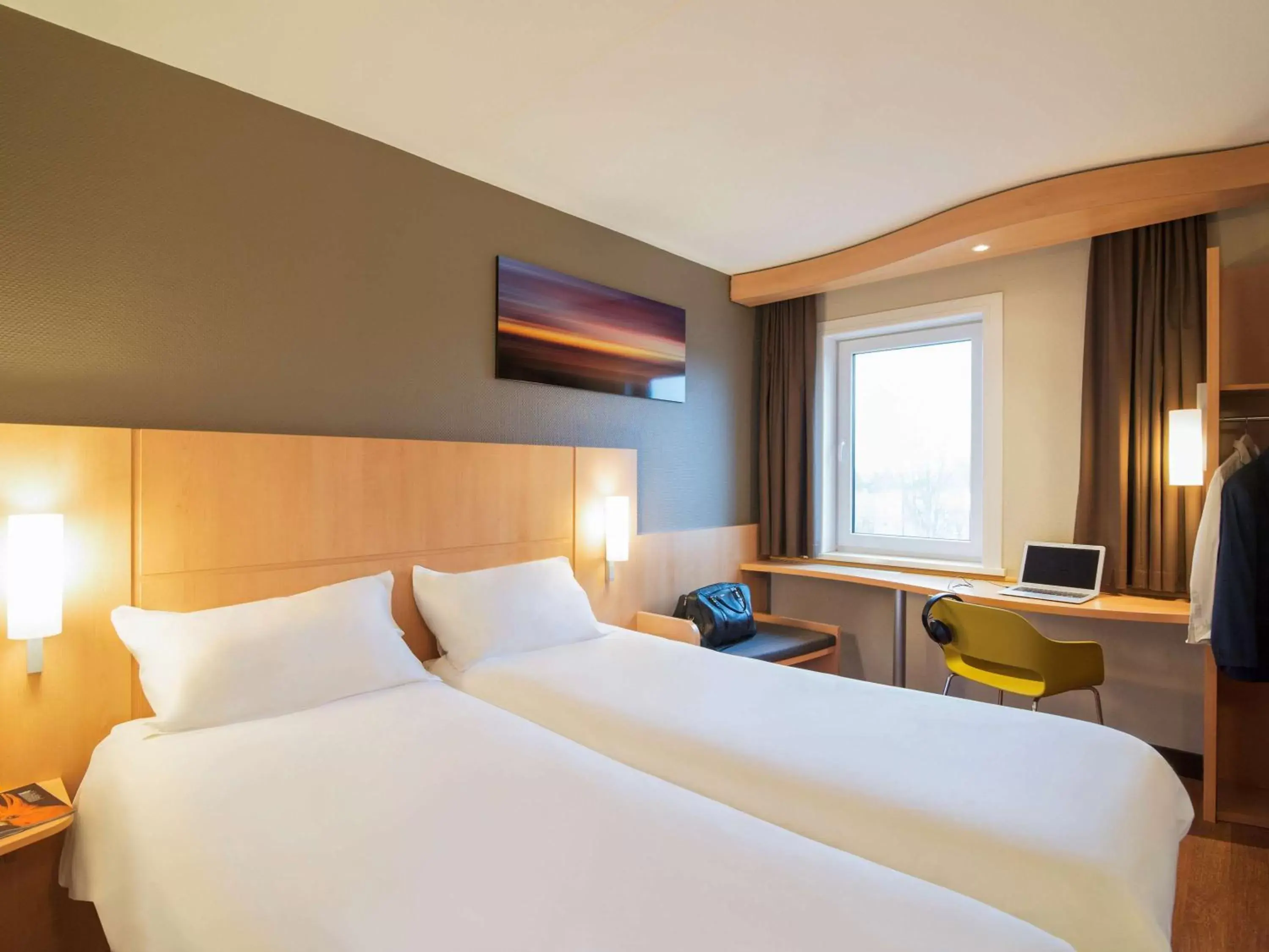 Photo of the whole room, Bed in ibis Rotterdam Vlaardingen