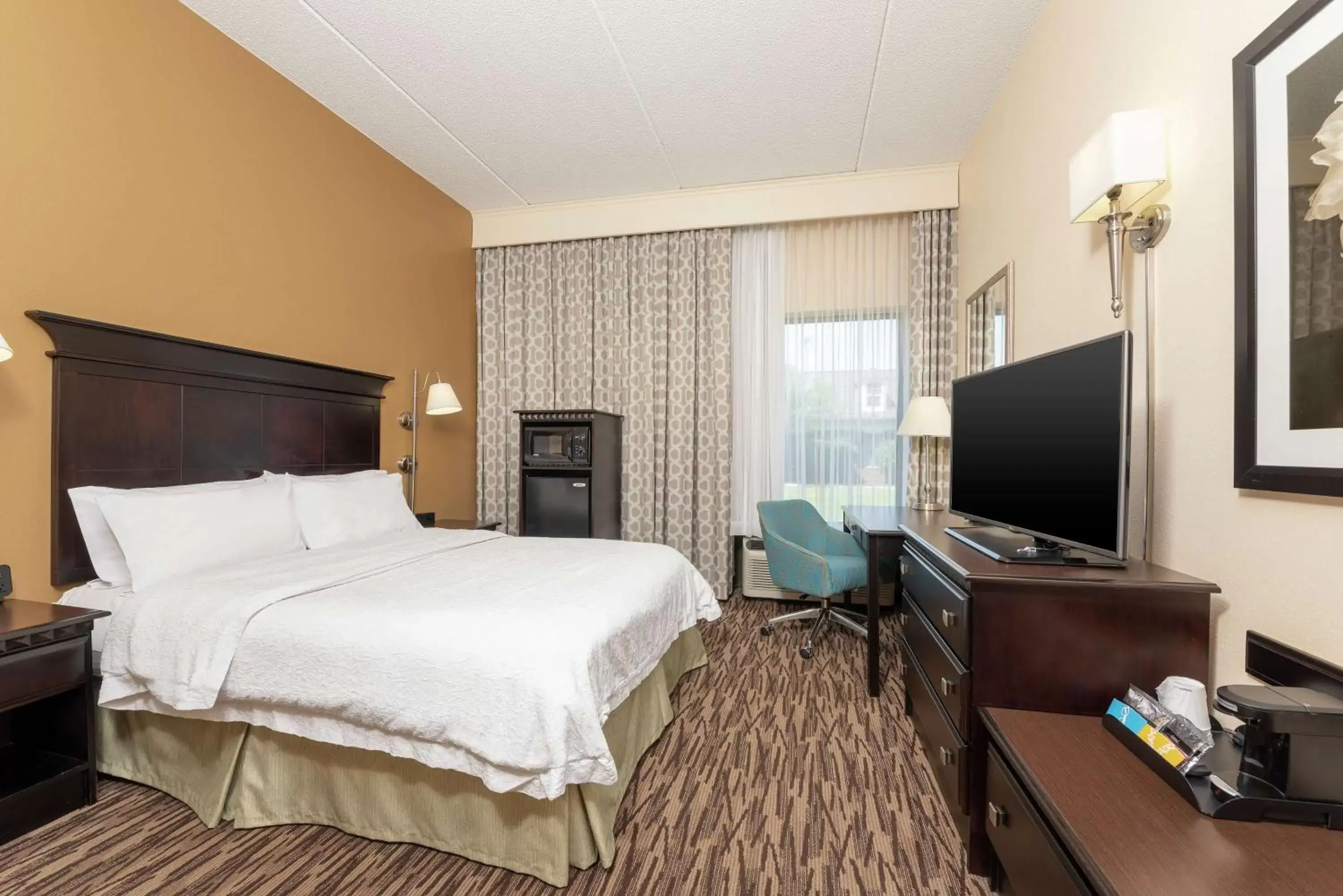 Bedroom, Bed in Hampton Inn & Suites Cleveland-Airport/Middleburg Heights