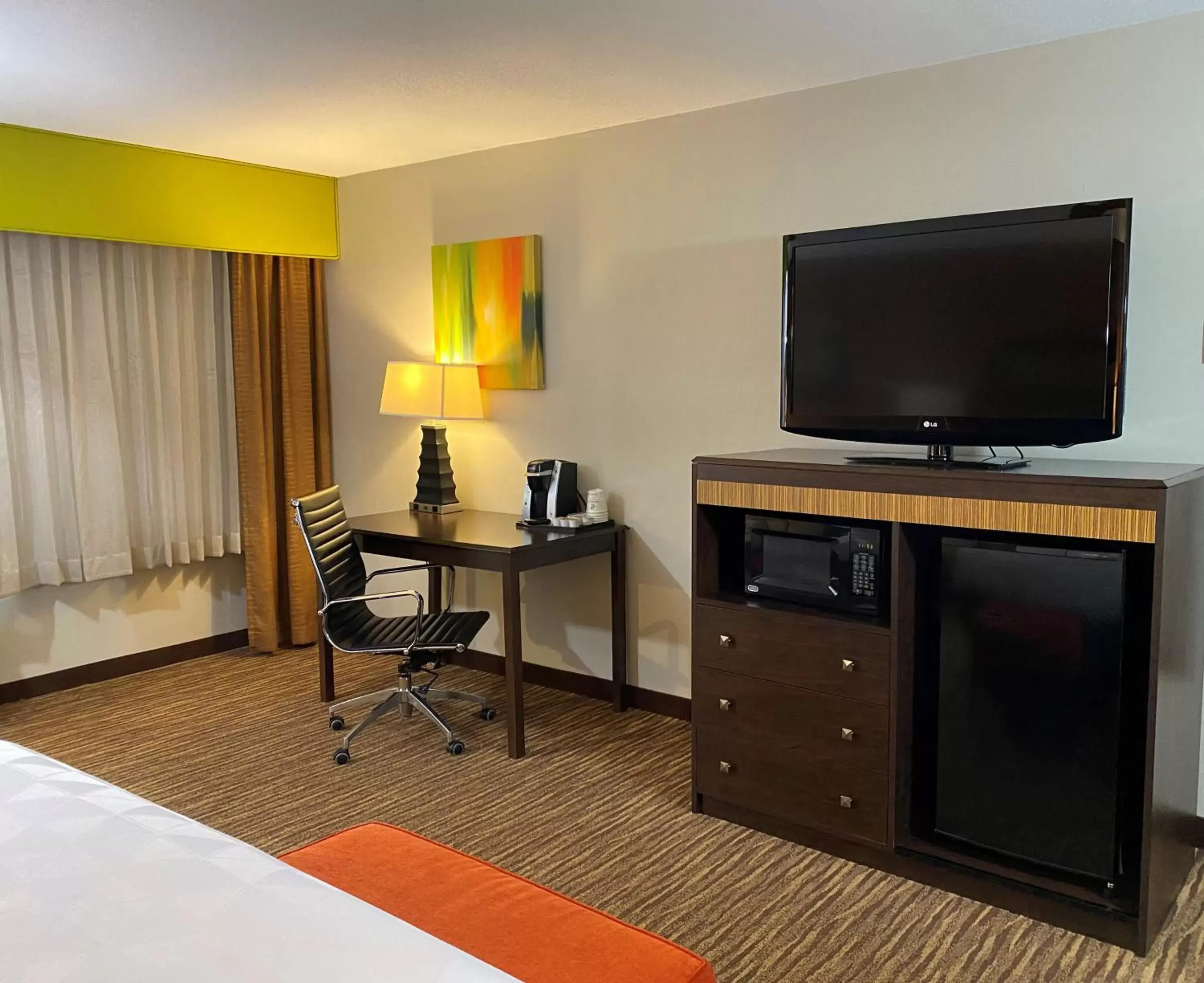 Communal lounge/ TV room, TV/Entertainment Center in Holiday Inn Danbury-Bethel at I-84, an IHG Hotel