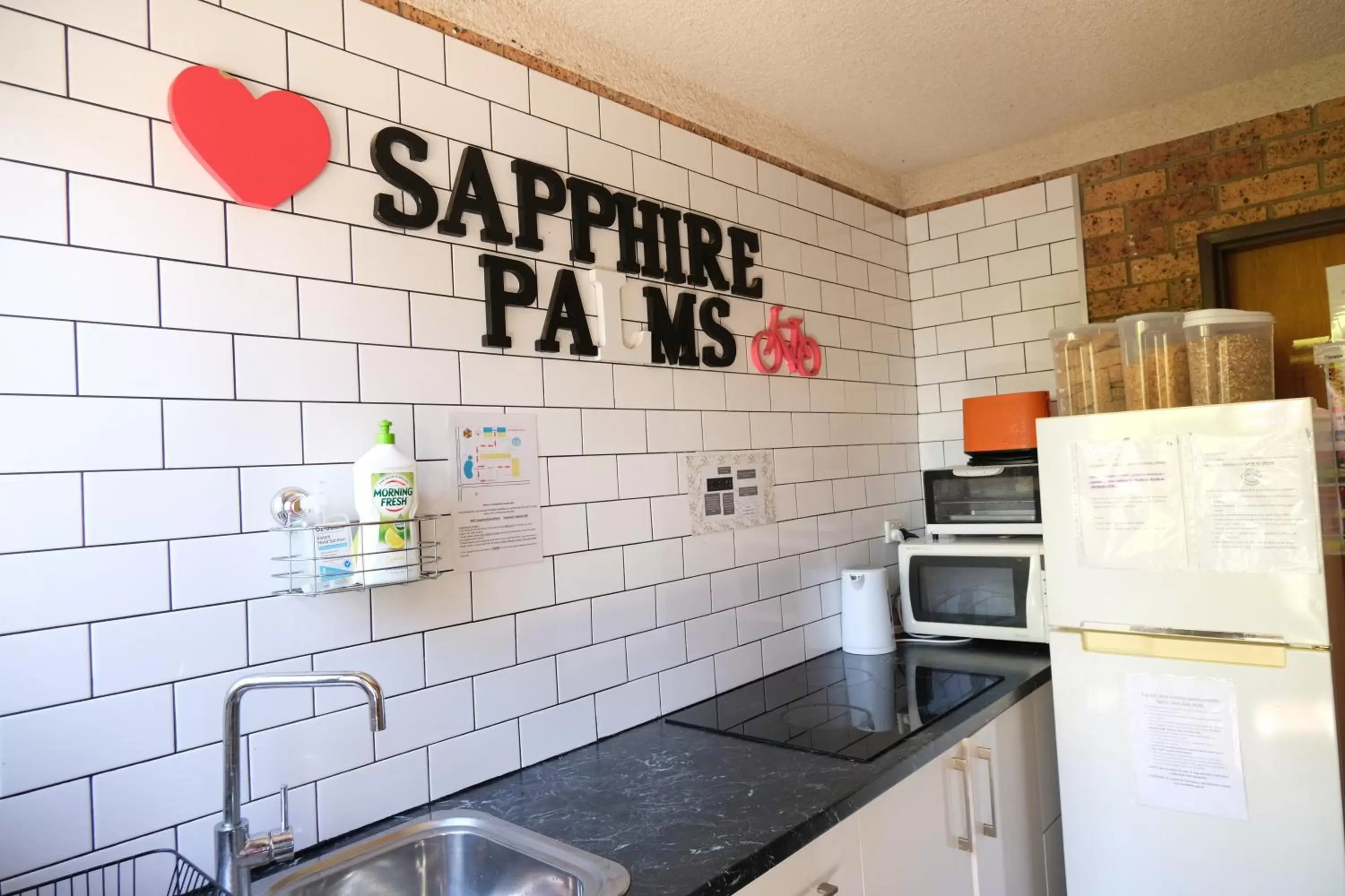 Communal kitchen, Kitchen/Kitchenette in Sapphire Palms Motel