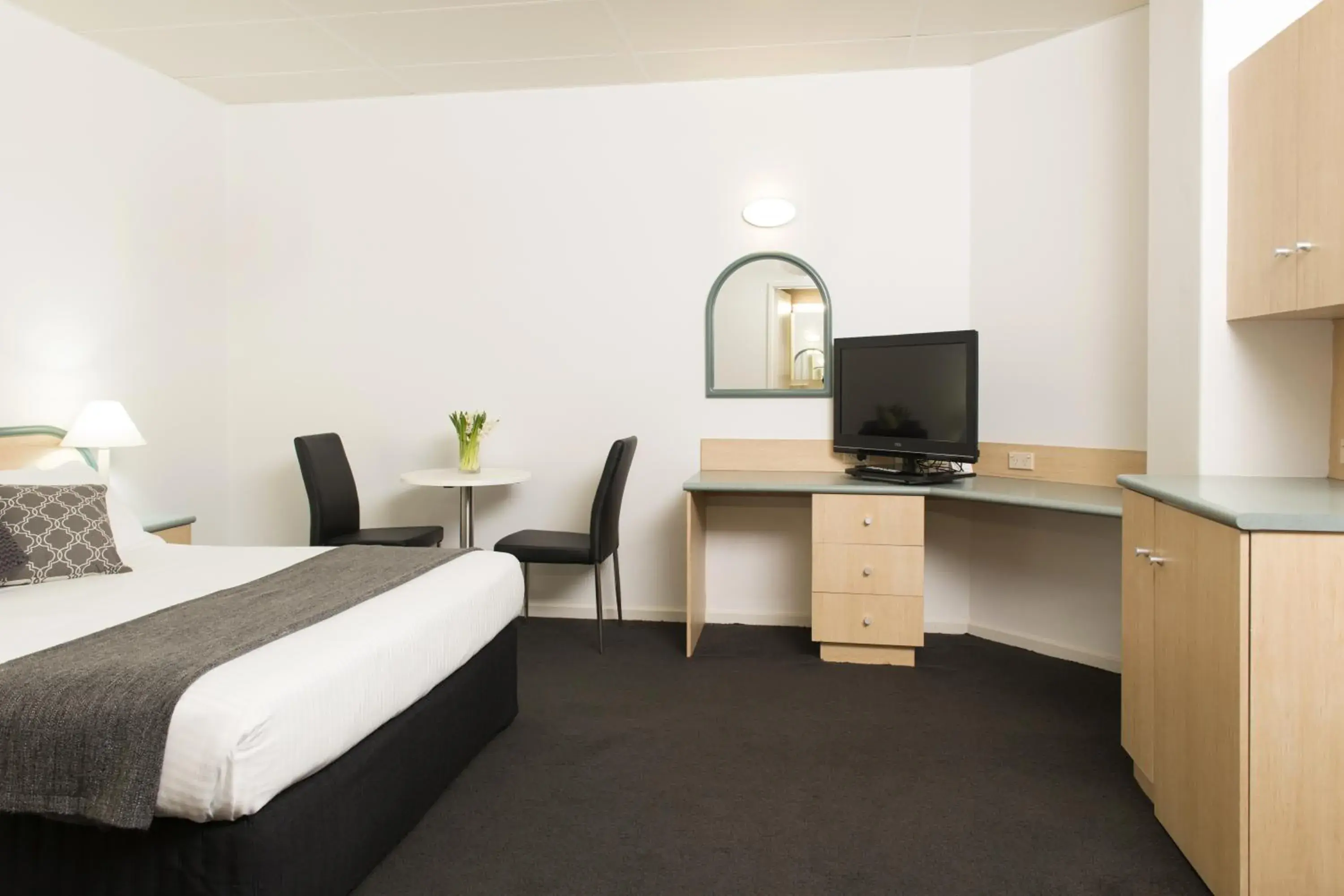 Bedroom, TV/Entertainment Center in Adelaide Riviera Hotel