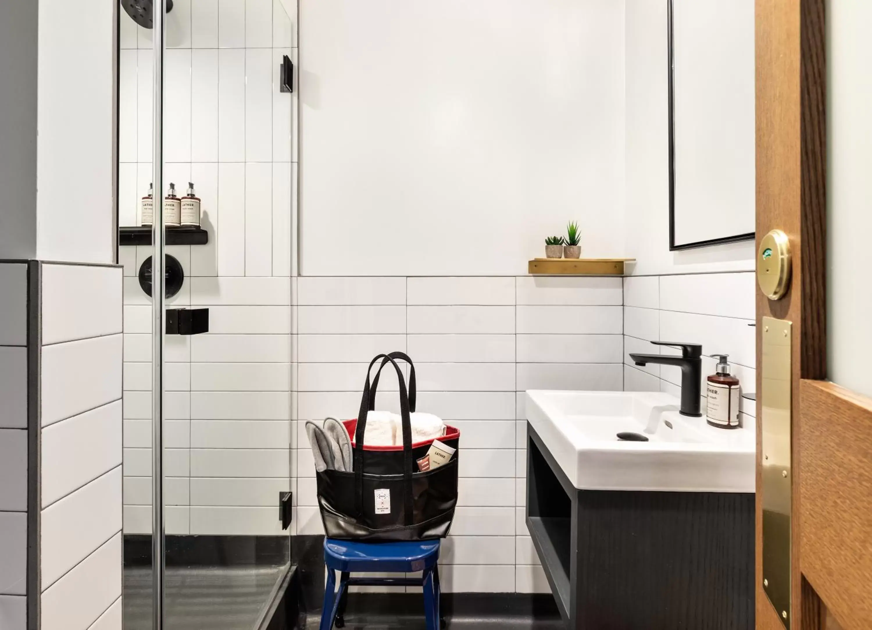 Bathroom, Kitchen/Kitchenette in The Revolution Hotel