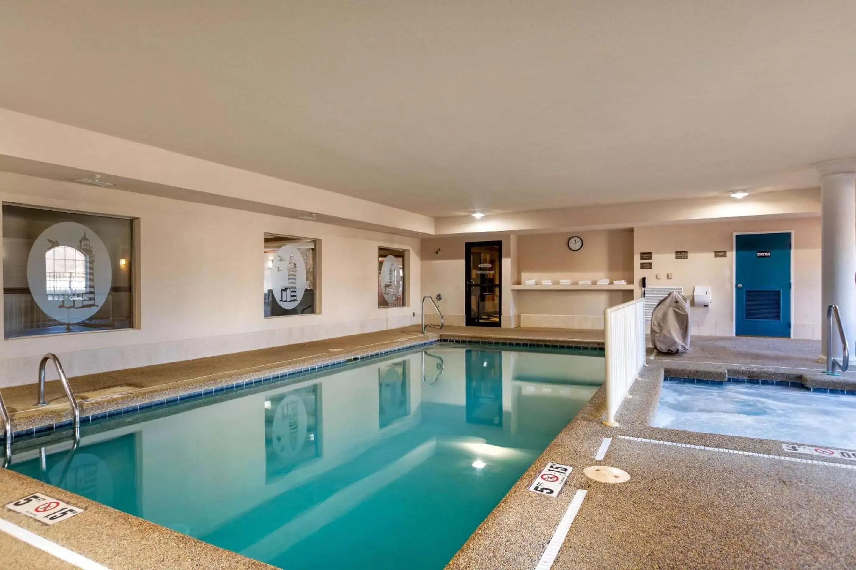 On site, Swimming Pool in Comfort Suites Stevensville – St. Joseph