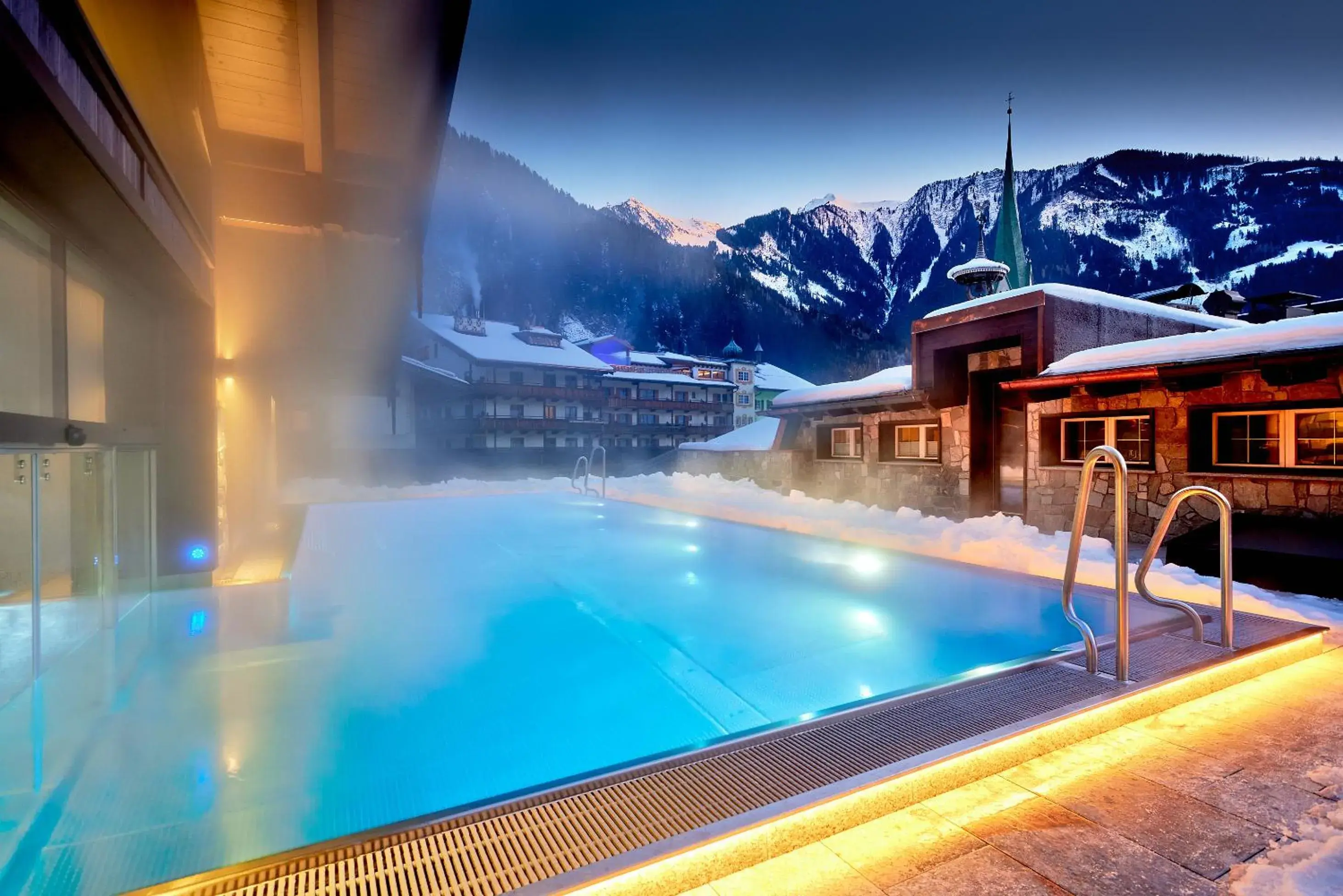 Swimming Pool in Hotel Neue Post