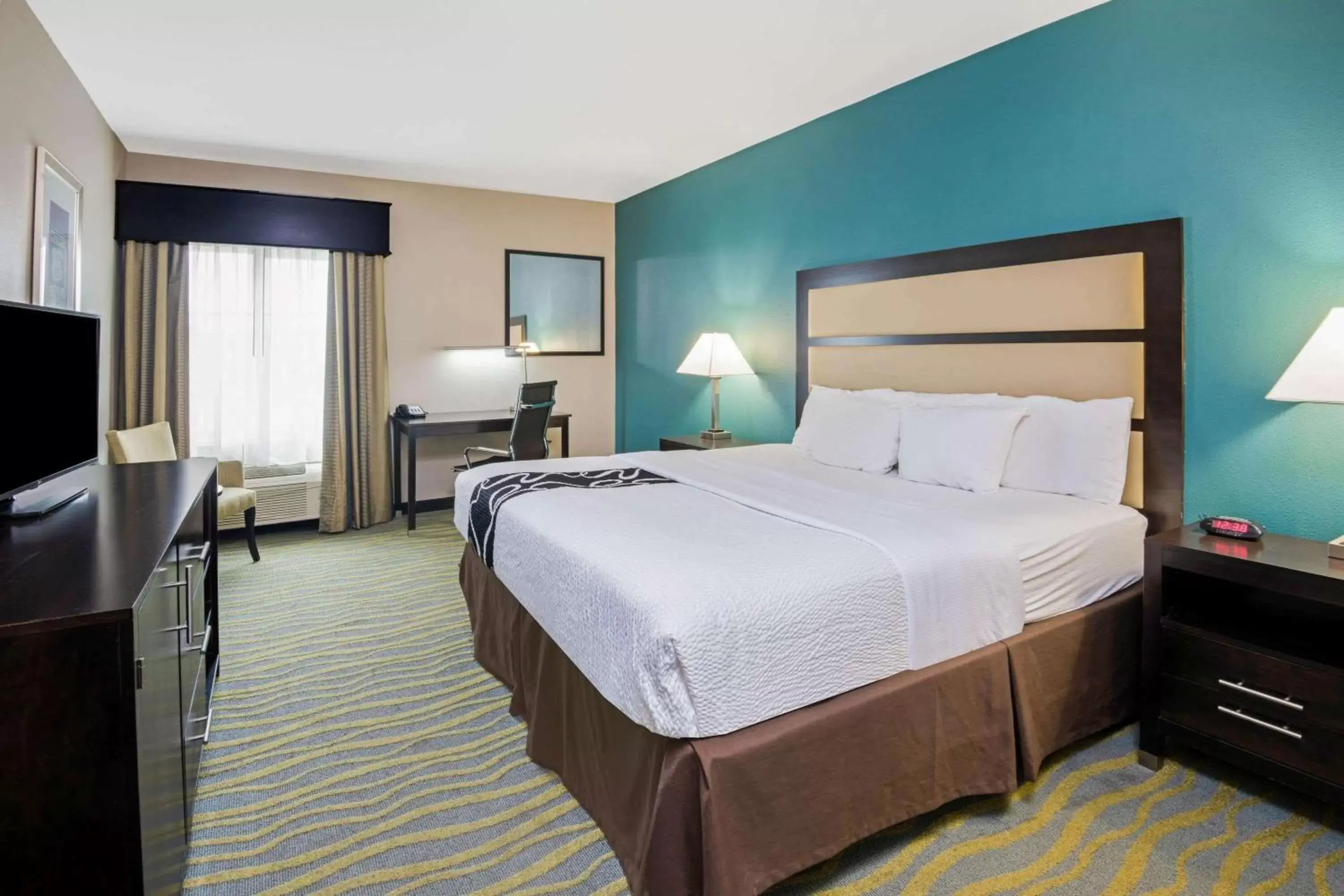 Photo of the whole room, Bed in La Quinta Inn & Suites by Wyndham Durant