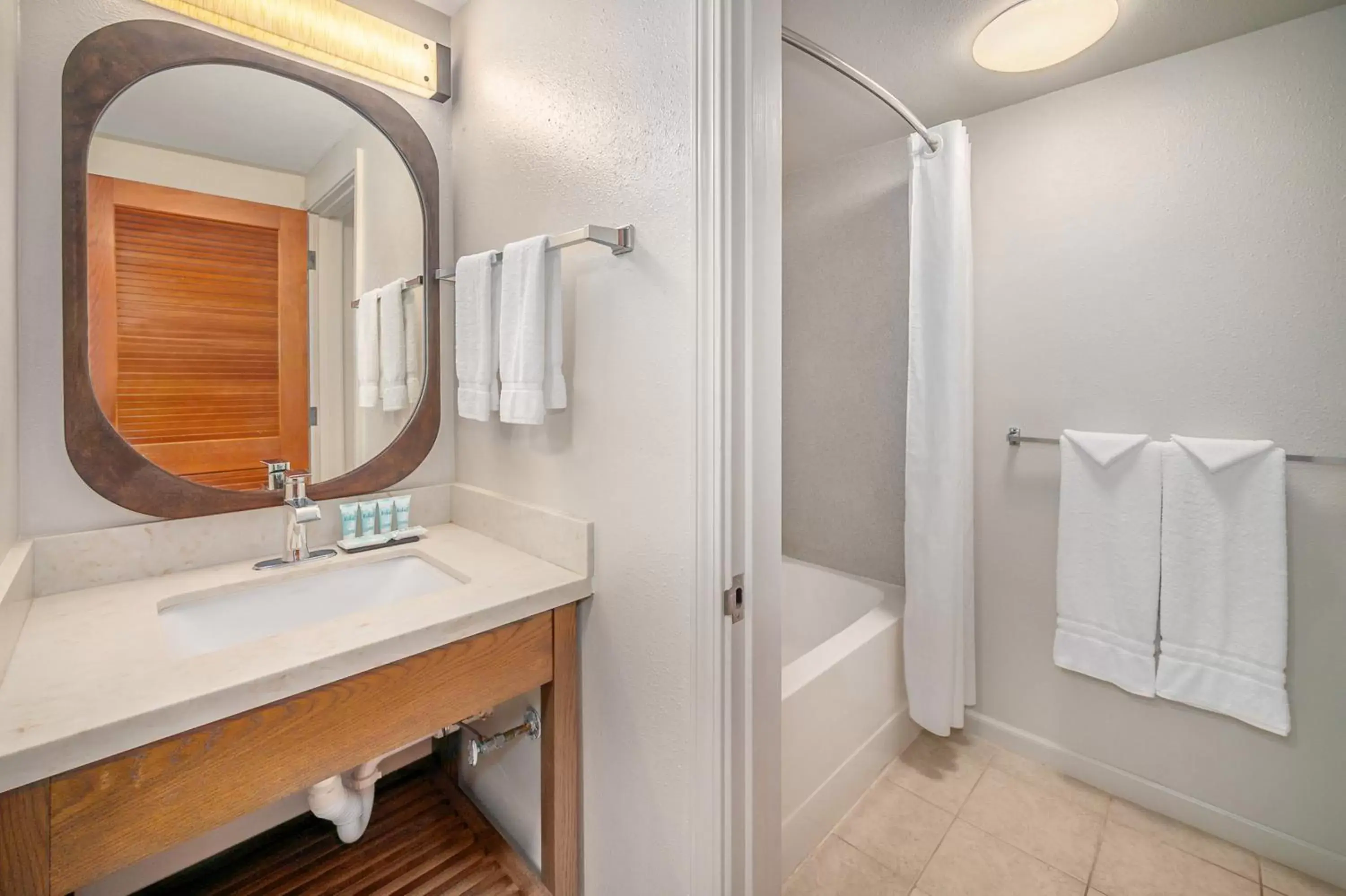 Shower, Bathroom in Maui Beach Hotel