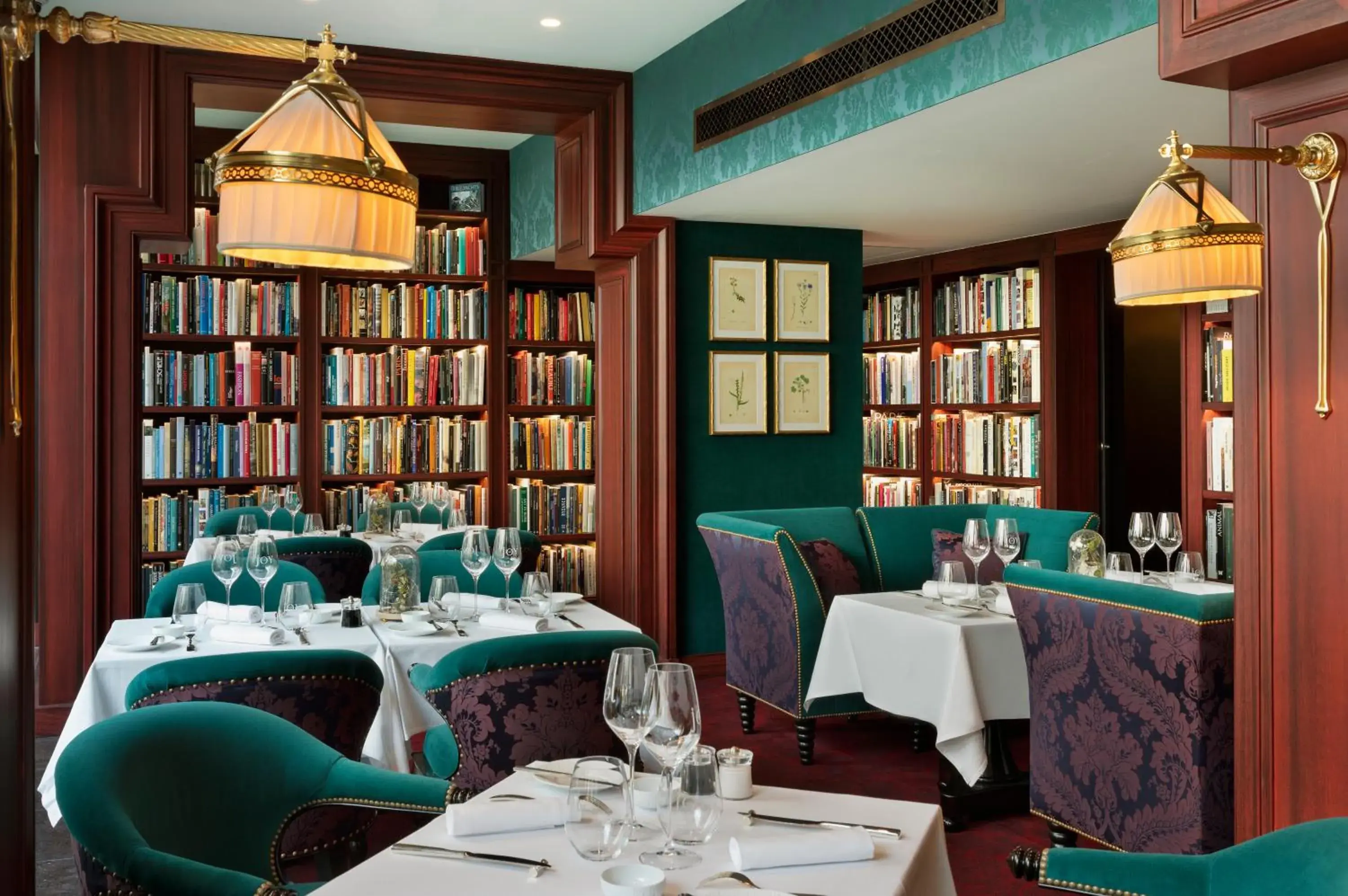 Restaurant/places to eat, Library in Hotel Barriere Le Fouquet's