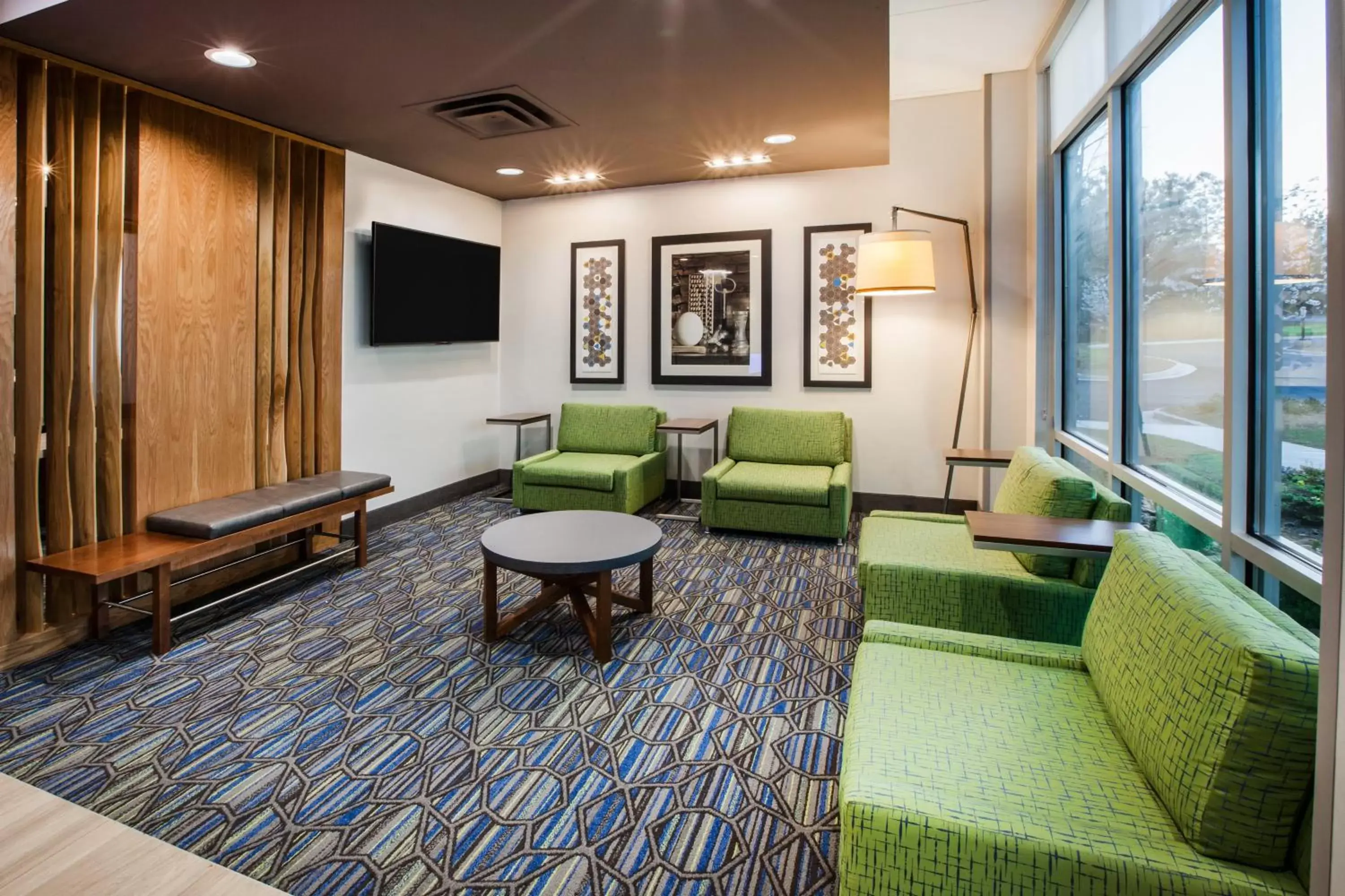 Property building, Seating Area in Holiday Inn Express Hotel & Suites Murray, an IHG Hotel
