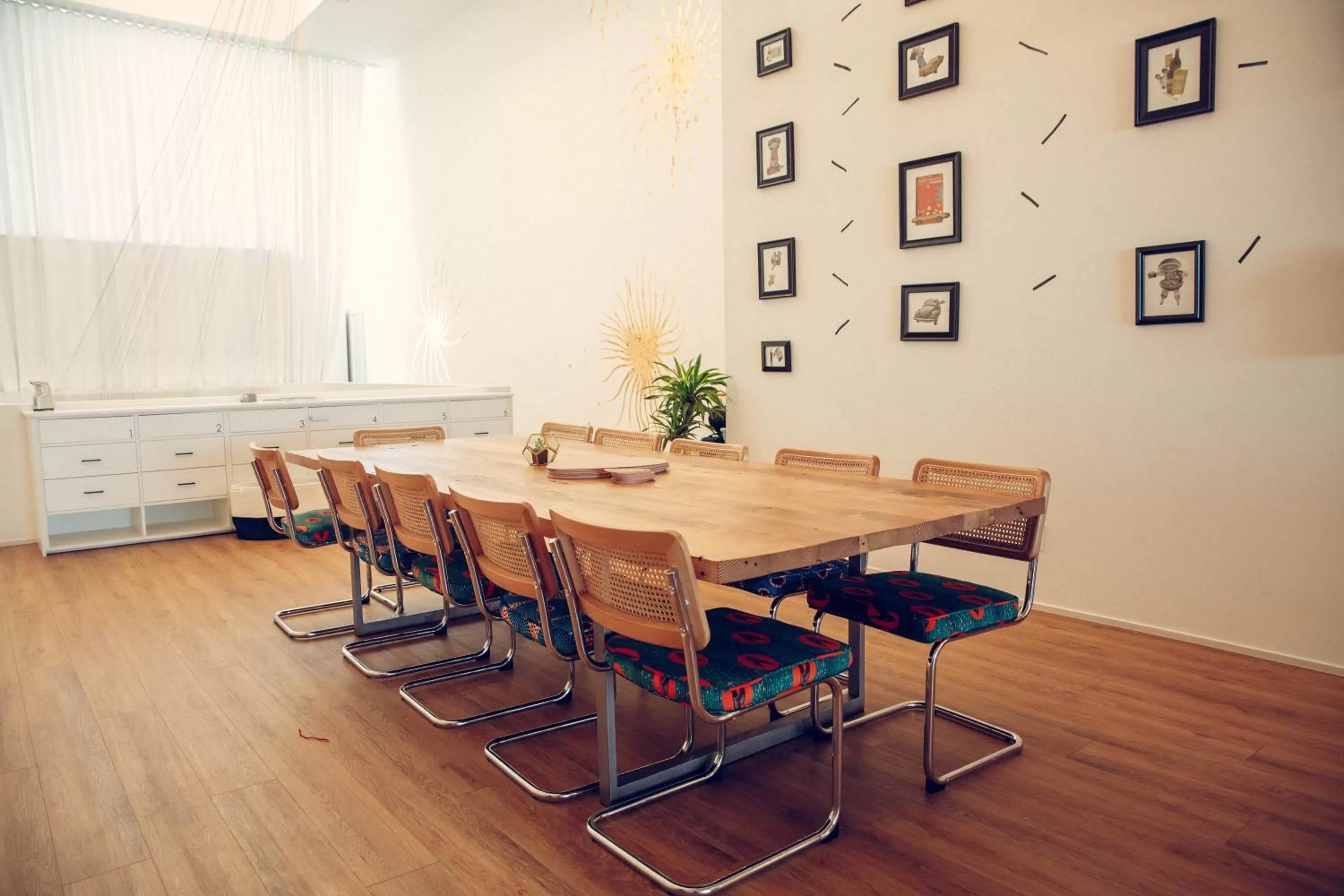 Dining area in STAY OPEN Venice Beach